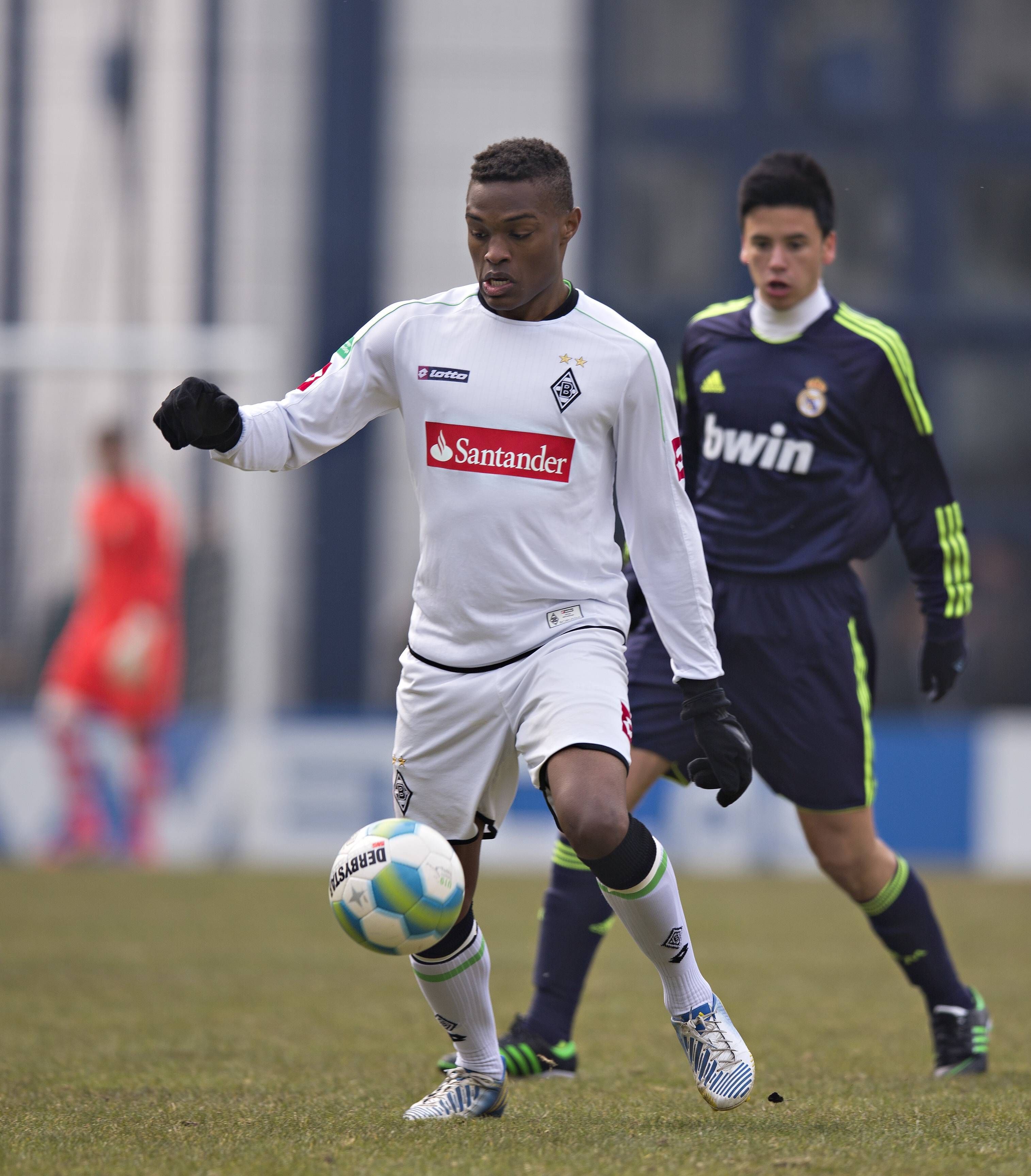 Joy-Lance Mickels im Trikot von Borussia Mönchengladbach, zu sehen am 31.03.2013 bei der „U19 Champions Trophy“ in Düsseldorf im Duell mit Javi Munoz von Real Madrid.