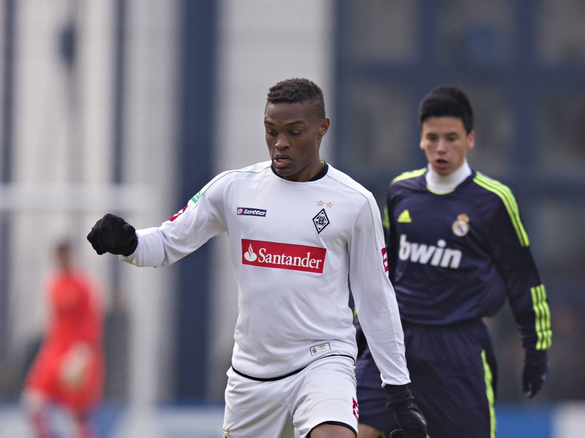 Joy-Lance Mickels im Trikot von Borussia Mönchengladbach, zu sehen am 31.03.2013 bei der „U19 Champions Trophy“ in Düsseldorf im Duell mit Javi Munoz von Real Madrid.
