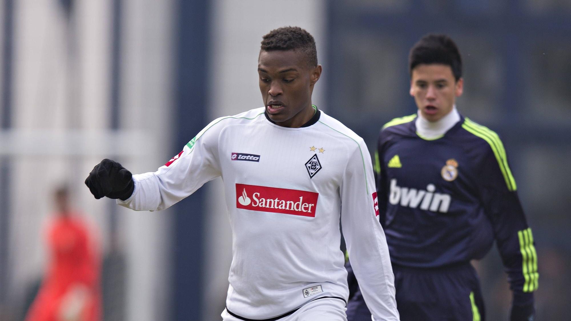 Joy-Lance Mickels im Trikot von Borussia Mönchengladbach, zu sehen am 31.03.2013 bei der „U19 Champions Trophy“ in Düsseldorf im Duell mit Javi Munoz von Real Madrid.