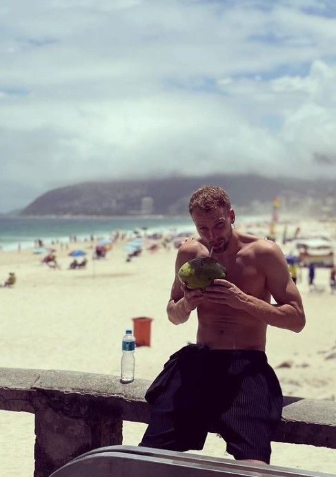 Marvin Friedrich von Borussia Mönchengladbach trinkt am Strand von Rio de Janeiro aus einer Kokosnuss.