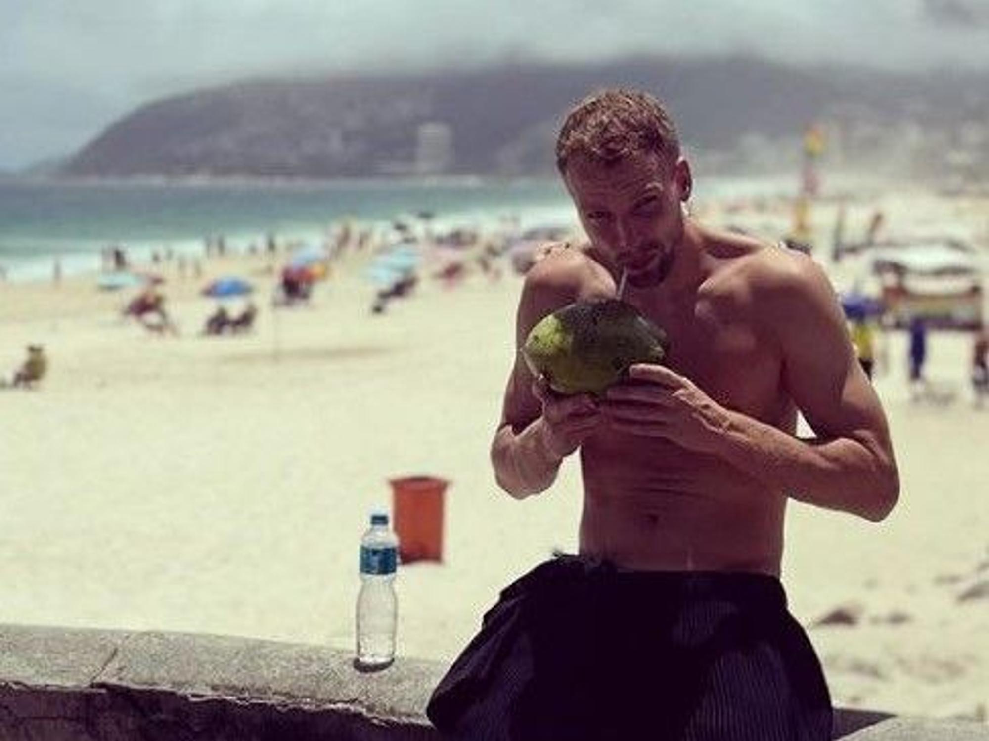 Marvin Friedrich von Borussia Mönchengladbach trinkt am Strand von Rio de Janeiro aus einer Kokosnuss.
