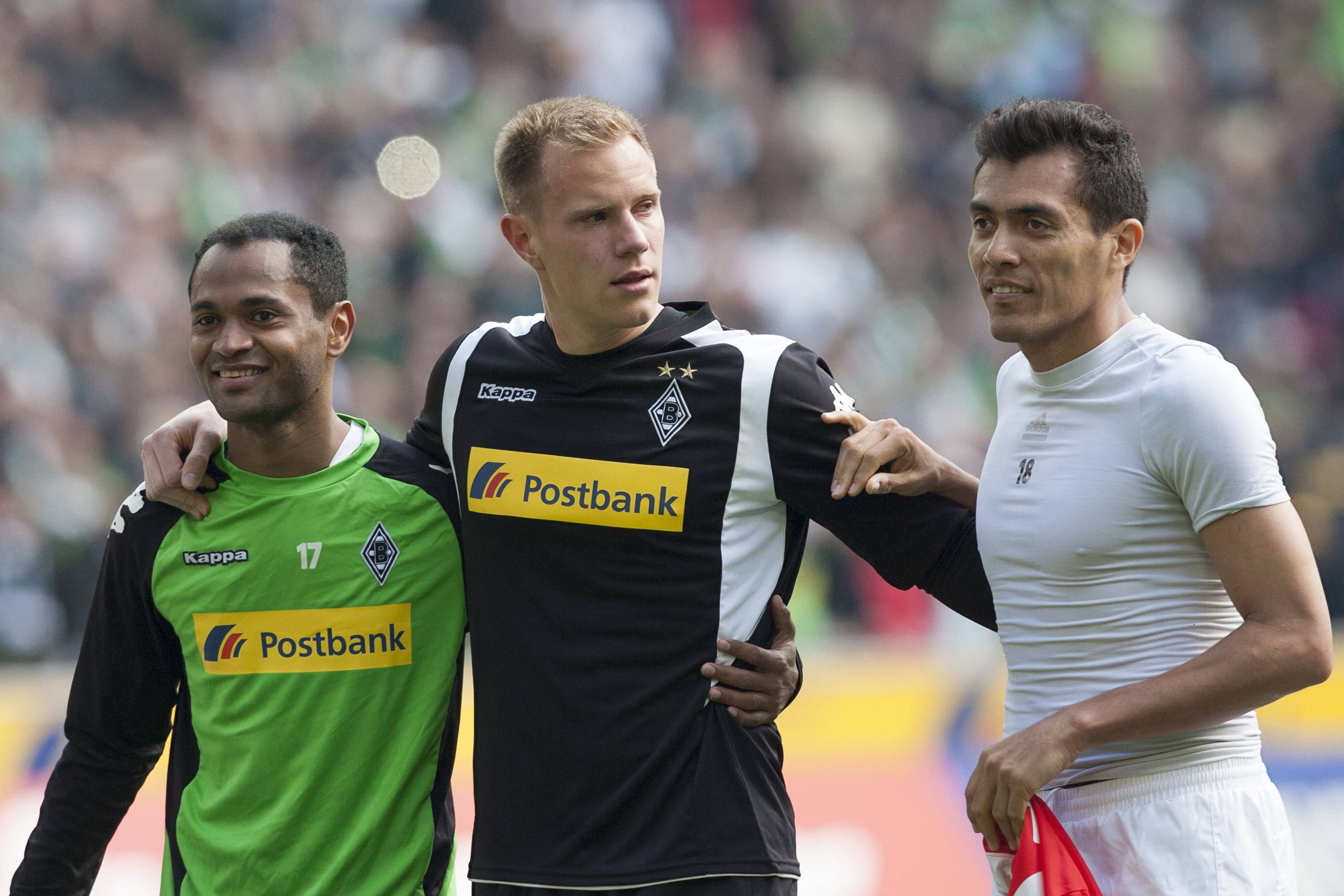 Ex-Gladbach-Stars unter sich: Raffael, Marc-André ter Stegen und Juan Arango (v.l.n.r.), hier zu sehen am 3. Mai 2014 im Borussia-Park. Die drei Spieler umarmen sich.