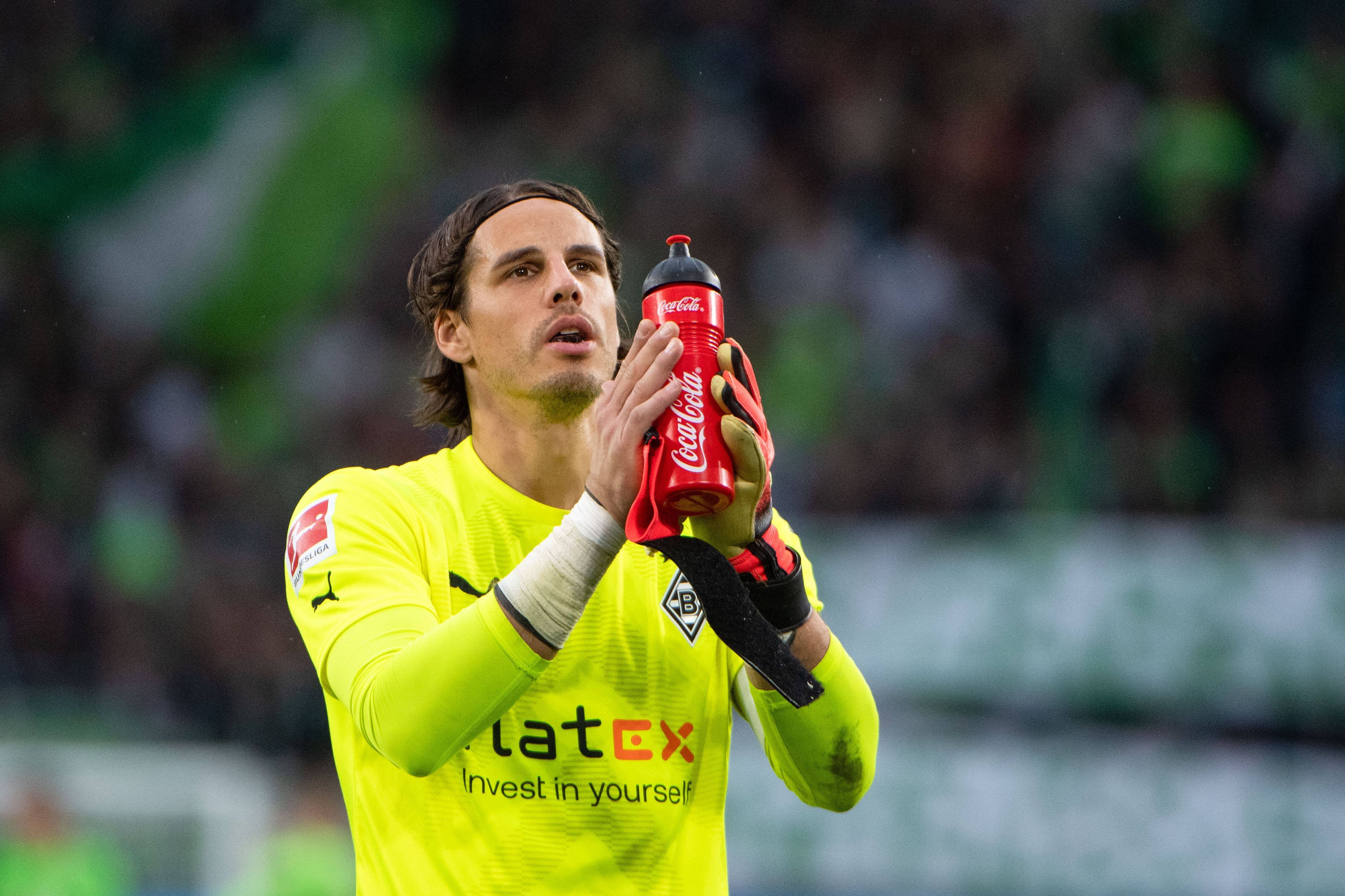 Gladbachs Torhüter Yann Sommer, hier am 15. Oktober 2022 gegen den VfL Wolfsburg. Sommer hält eine Trinkflasche in der Hand und applaudiert in Richtung der mitgereisten Fans.