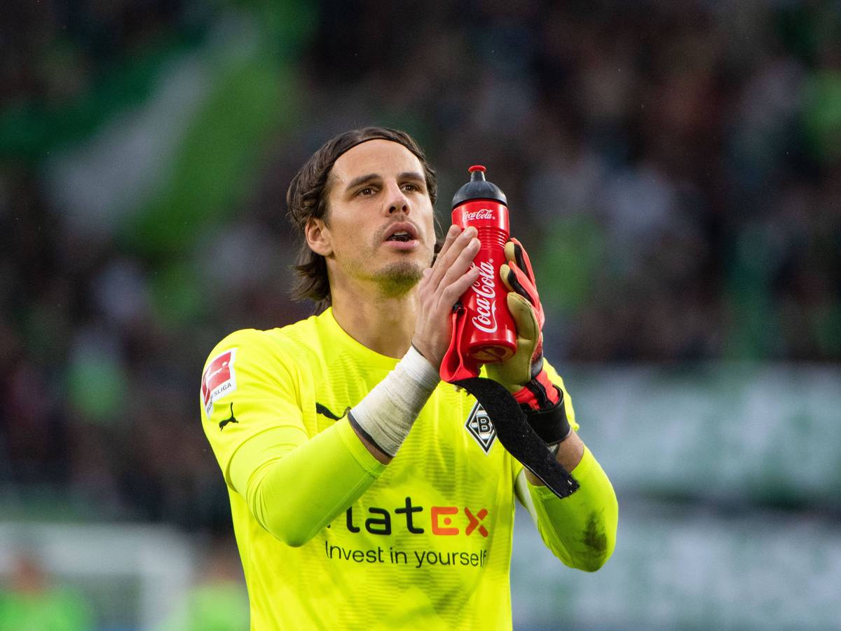 Gladbachs Torhüter Yann Sommer, hier am 15. Oktober 2022 gegen den VfL Wolfsburg. Sommer hält eine Trinkflasche in der Hand und applaudiert in Richtung der mitgereisten Fans.