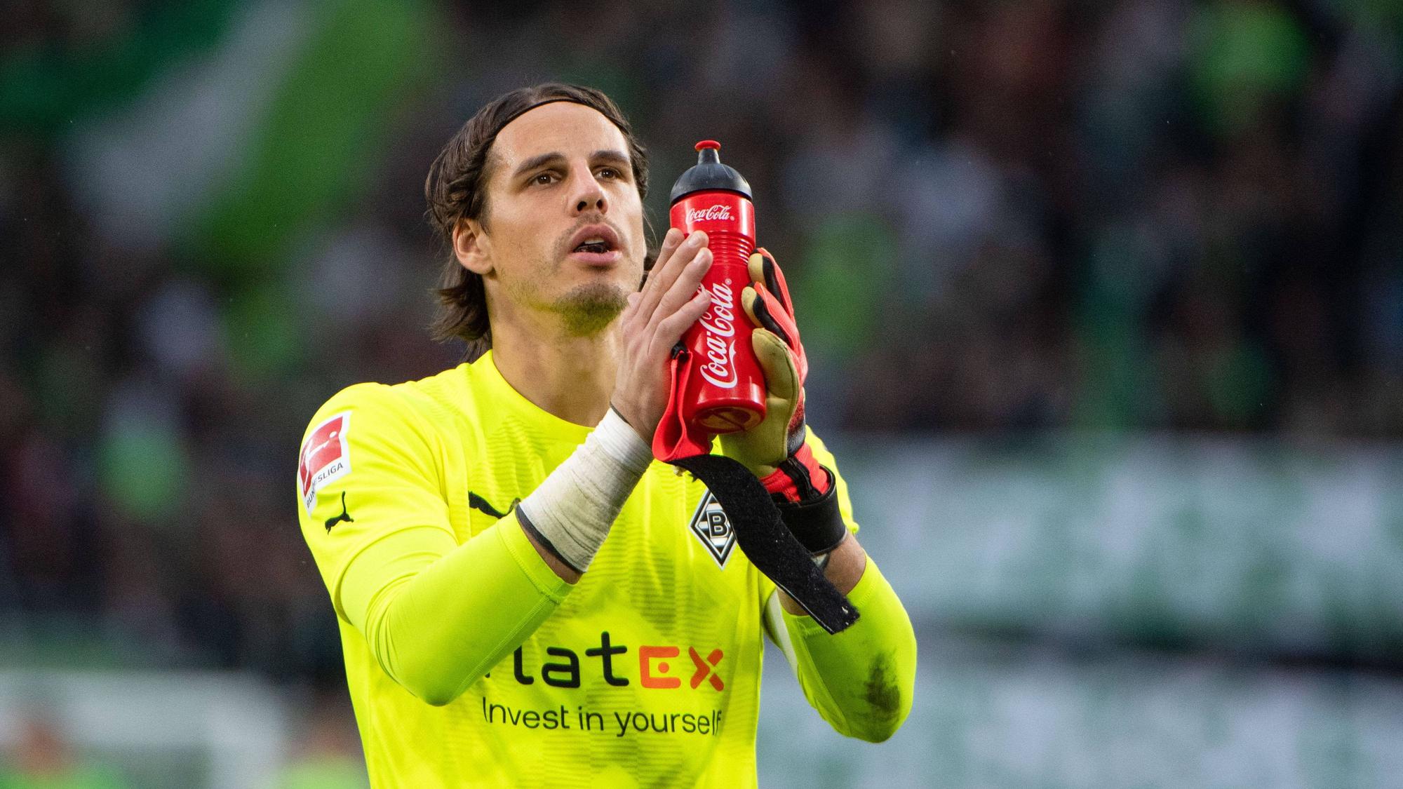 Gladbachs Torhüter Yann Sommer, hier am 15. Oktober 2022 gegen den VfL Wolfsburg. Sommer hält eine Trinkflasche in der Hand und applaudiert in Richtung der mitgereisten Fans.