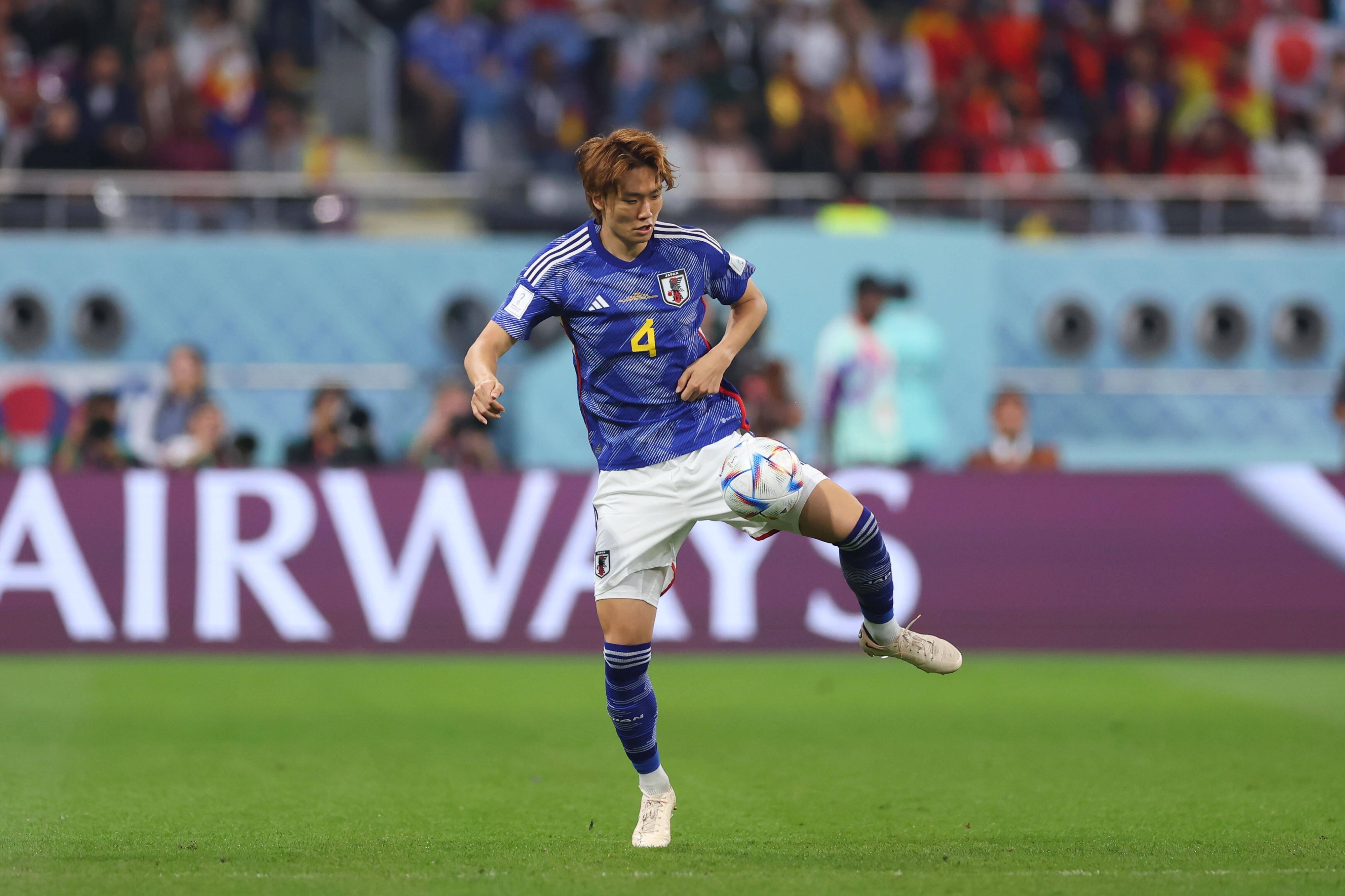 Ko Itakura, Spieler von Borussia Mönchengladbach, hat am Montag (5. Dezember 2022) bei der WM in Katar eine bittere Niederlage der japanischen Nationalmannschaft im Achtelfinale gegen Kroatien erlebt. Auf diesem Foto ist der Innenverteidiger am 1. Dezember zu sehen. Itakura spielt den Ball.