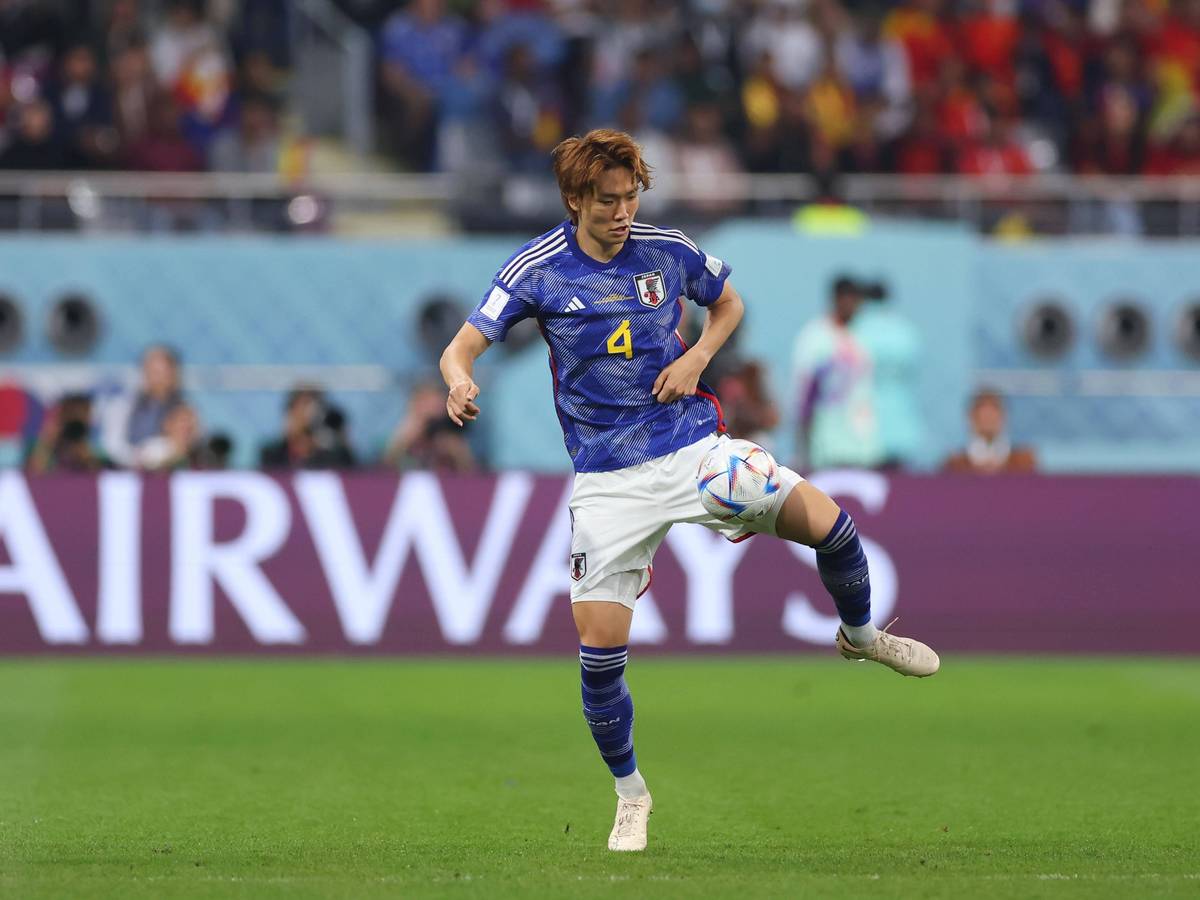 Ko Itakura, Spieler von Borussia Mönchengladbach, hat am Montag (5. Dezember 2022) bei der WM in Katar eine bittere Niederlage der japanischen Nationalmannschaft im Achtelfinale gegen Kroatien erlebt. Auf diesem Foto ist der Innenverteidiger am 1. Dezember zu sehen. Itakura spielt den Ball.