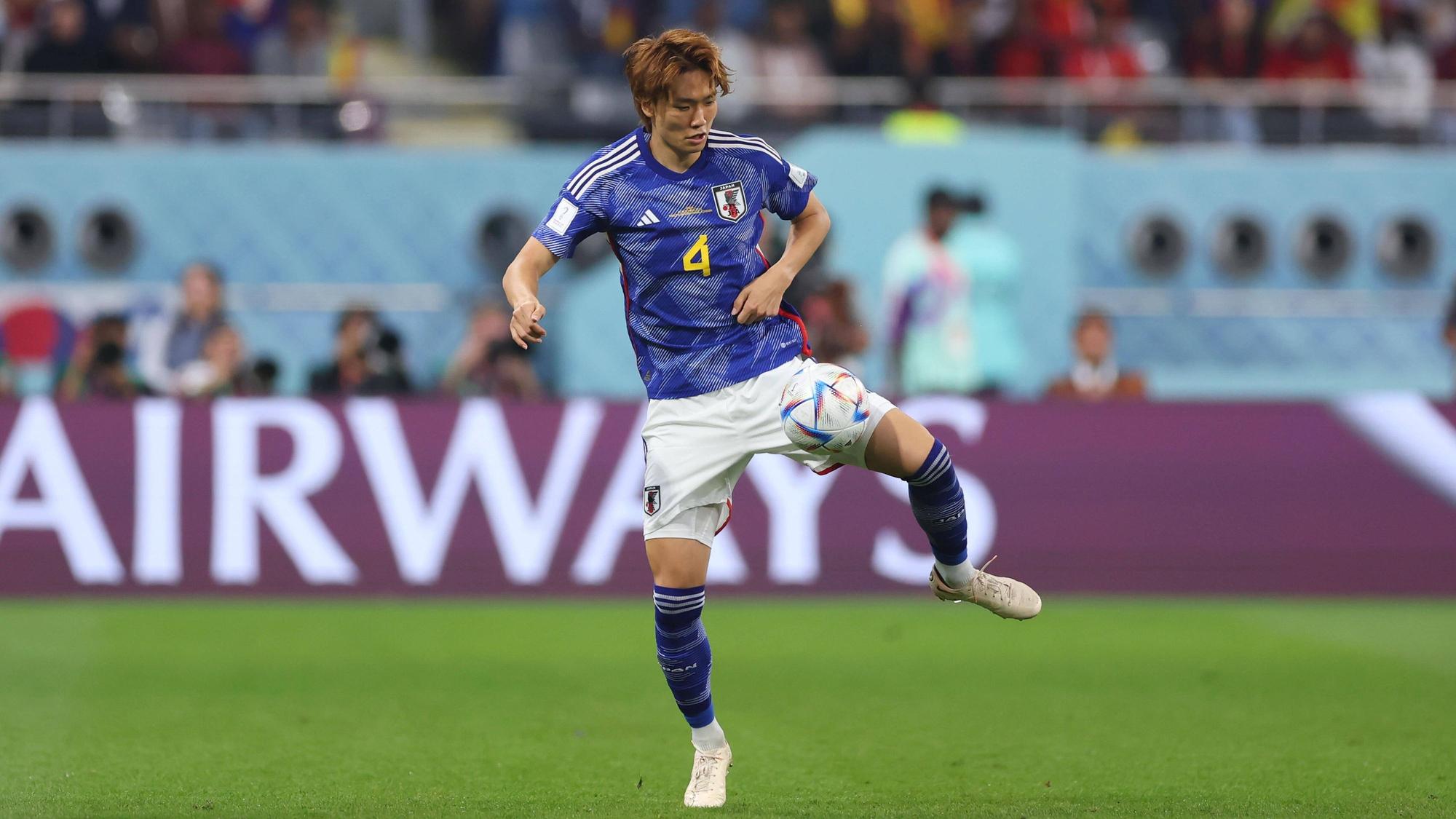 Ko Itakura, Spieler von Borussia Mönchengladbach, für die japanische Nationalmannschaft im Einsatz, hier am 1. Dezember 2022 beim WM-Spiel gegen Spanien.