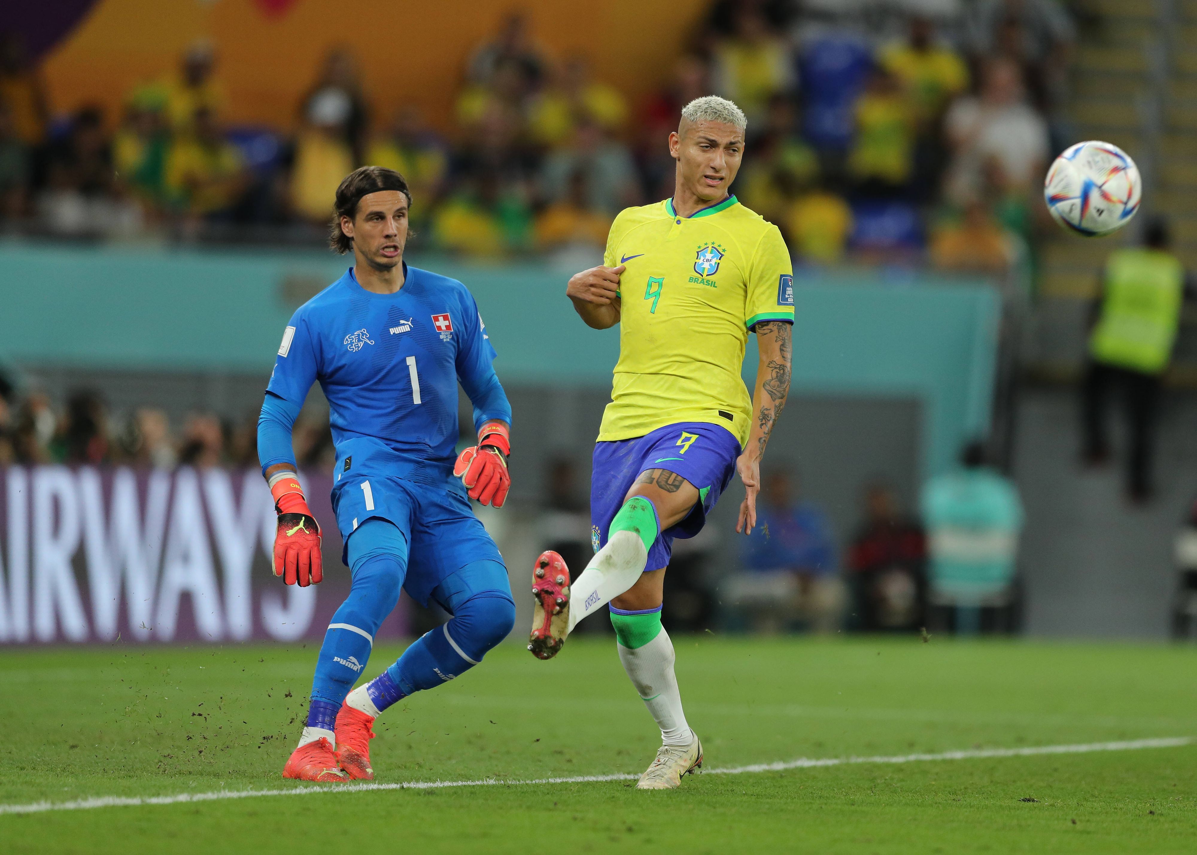 Yann Sommer, Torhüter von Fußball-Bundesligist Borussia Mönchengladbach, auf diesem Foto am 28. November 2022 im WM-Einsatz für die Schweiz gegen Brasilien in Doha zu sehen. Sommer schlägt den Ball vor Richarlison weg.