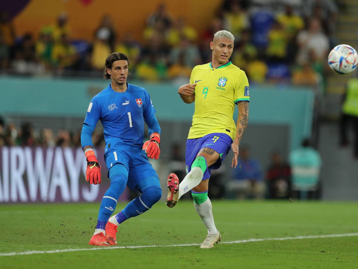 Yann Sommer, Torhüter von Fußball-Bundesligist Borussia Mönchengladbach, auf diesem Foto am 28. November 2022 im WM-Einsatz für die Schweiz gegen Brasilien in Doha zu sehen. Sommer schlägt den Ball vor Richarlison weg.