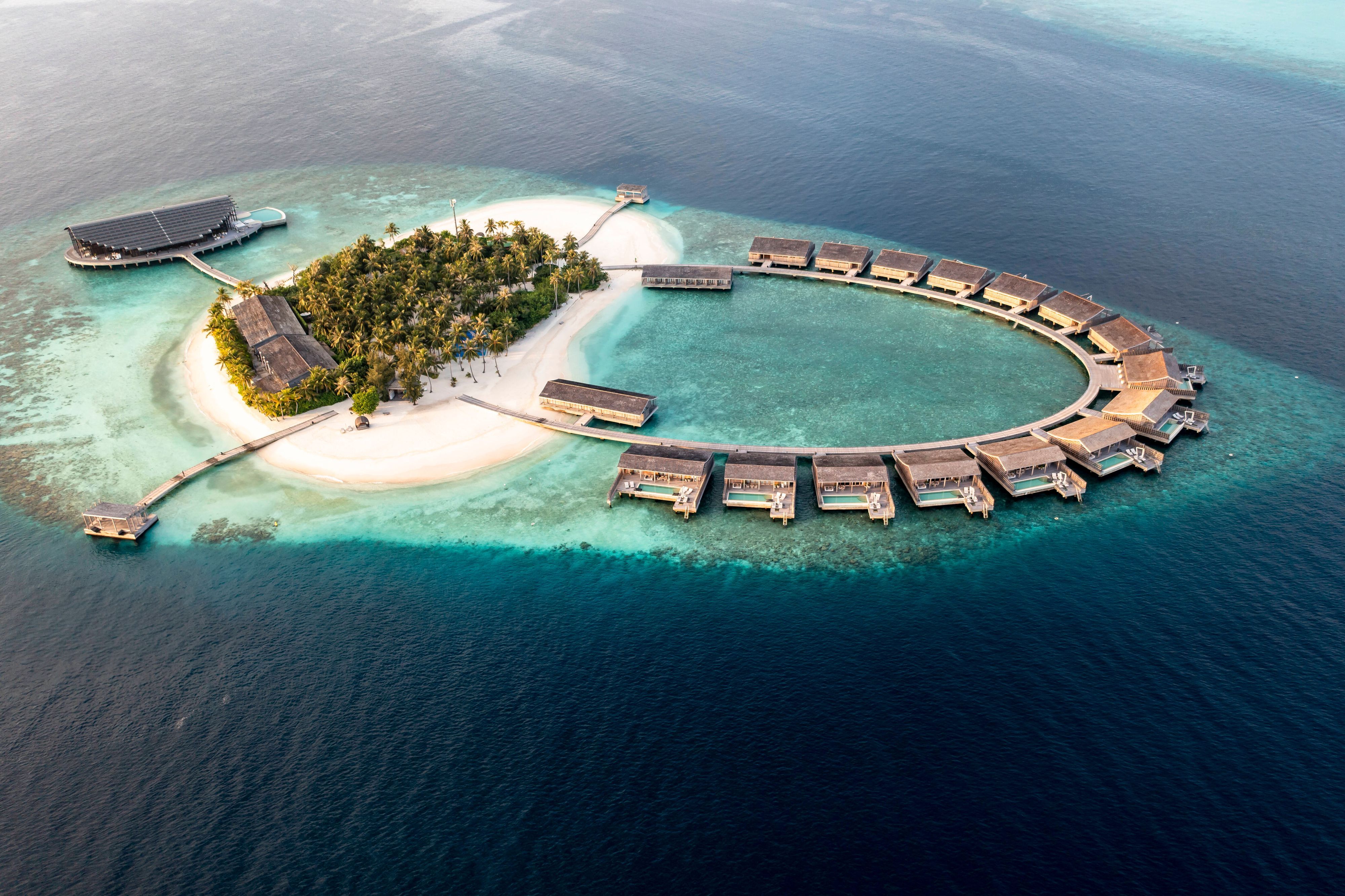 Traumurlaub auf den Malediven: Hier ist das Lhaviyani-Atoll, genauer gesagt Kudadoo Island im Indischen Ozean samt Touristen-Bereich am 23. September 2022 zu sehen. Die im Halbkreis angelegten Unterkünfte sind von Meerwasser umgeben.