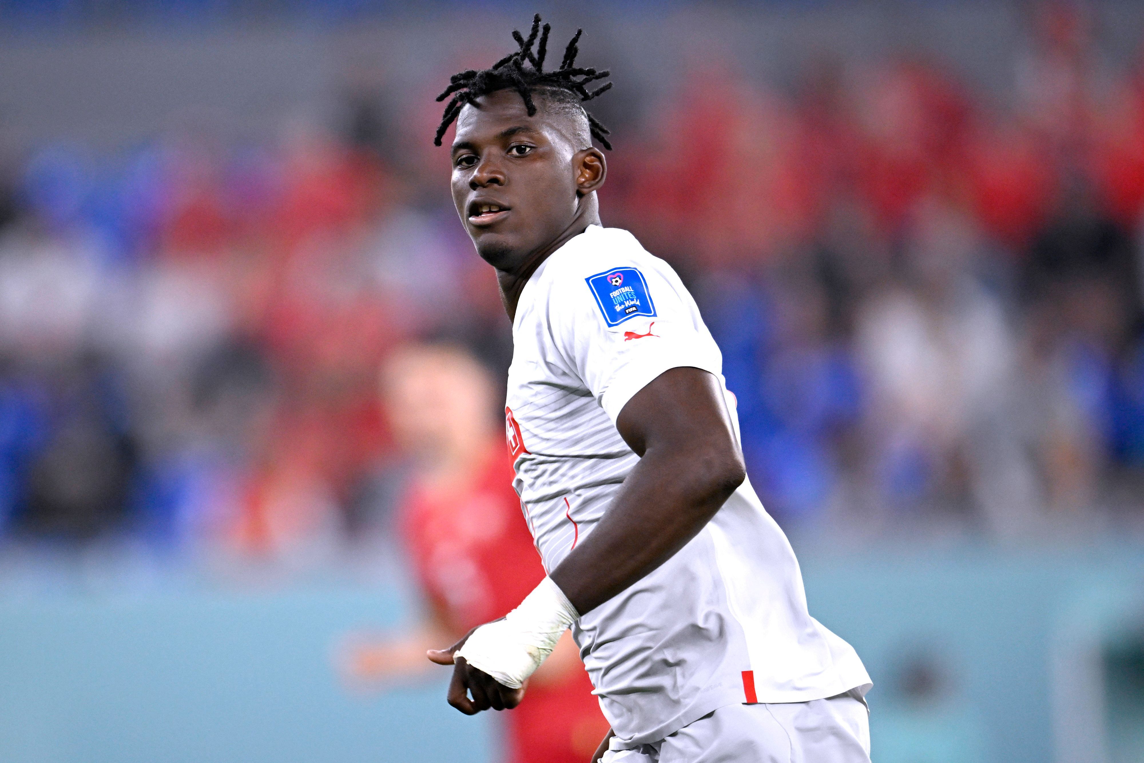 Breel Embolo, ehemaliger Stürmer von Borussia Mönchengladbach und aktuell bei AS Monaco unter Vertrag, spielt für die Schweiz bei der WM in Katar. Auf diesem Bild ist er am 2. Dezember 2022 im Duell gegen Serbien zu sehen. Embolo hat die linke Hand bandagiert.