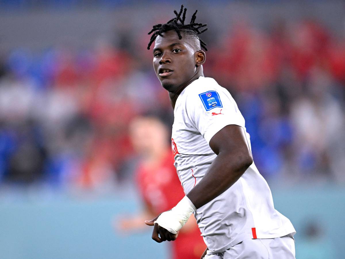 Breel Embolo, ehemaliger Stürmer von Borussia Mönchengladbach und aktuell bei AS Monaco unter Vertrag, spielt für die Schweiz bei der WM in Katar. Auf diesem Bild ist er am 2. Dezember 2022 im Duell gegen Serbien zu sehen. Embolo hat die linke Hand bandagiert.