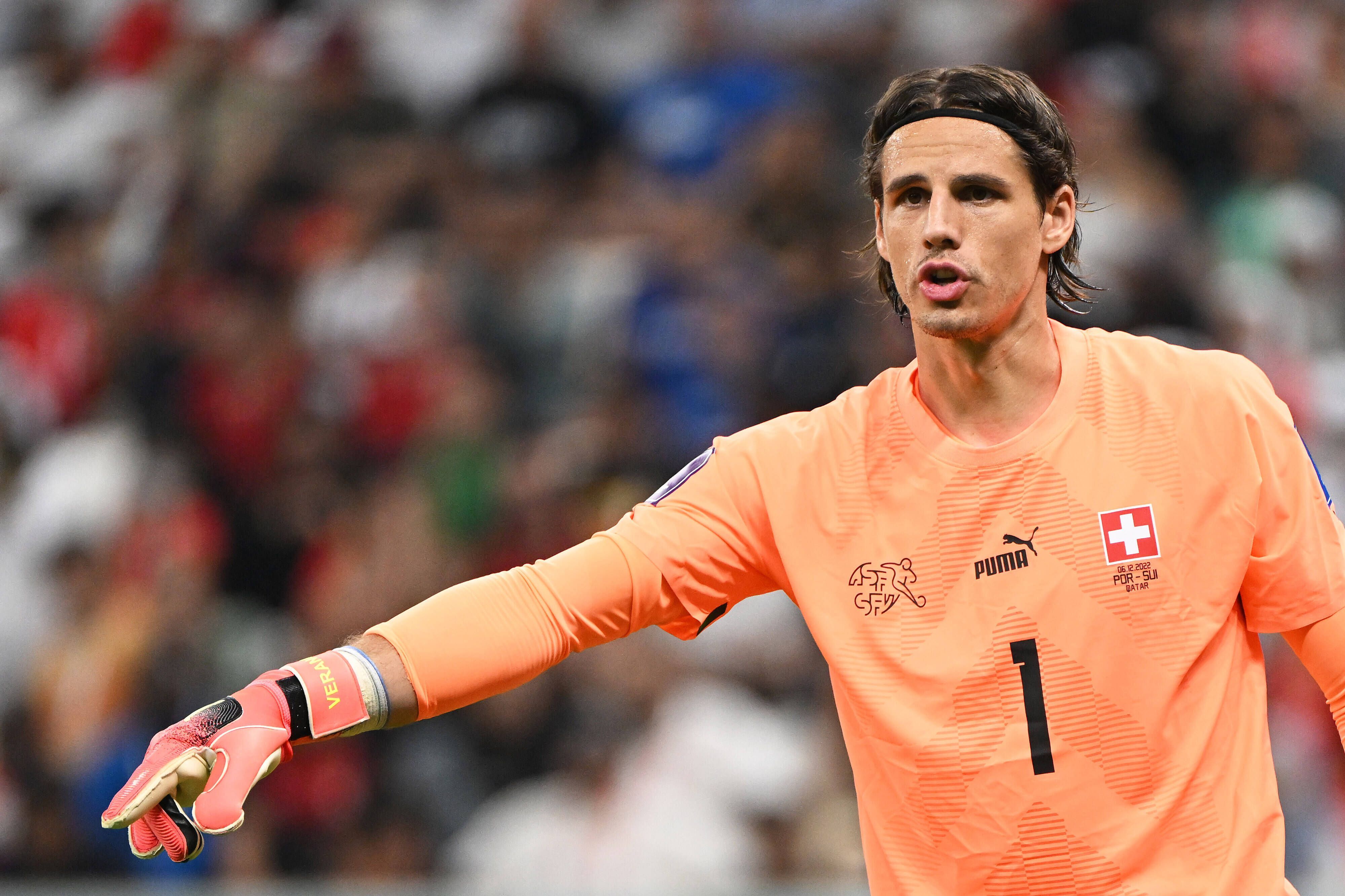 Yann Sommer, Keeper bei Fußball-Bundesligist Borussia Mönchengladbach, ist am Dienstag (6. Dezember 2022) mit der Schweiz bei der Weltmeisterschaft in Katar nach einer derben Niederlage gegen Portugal ausgeschieden. Sommer macht eine Geste mit dem rechten Arm.