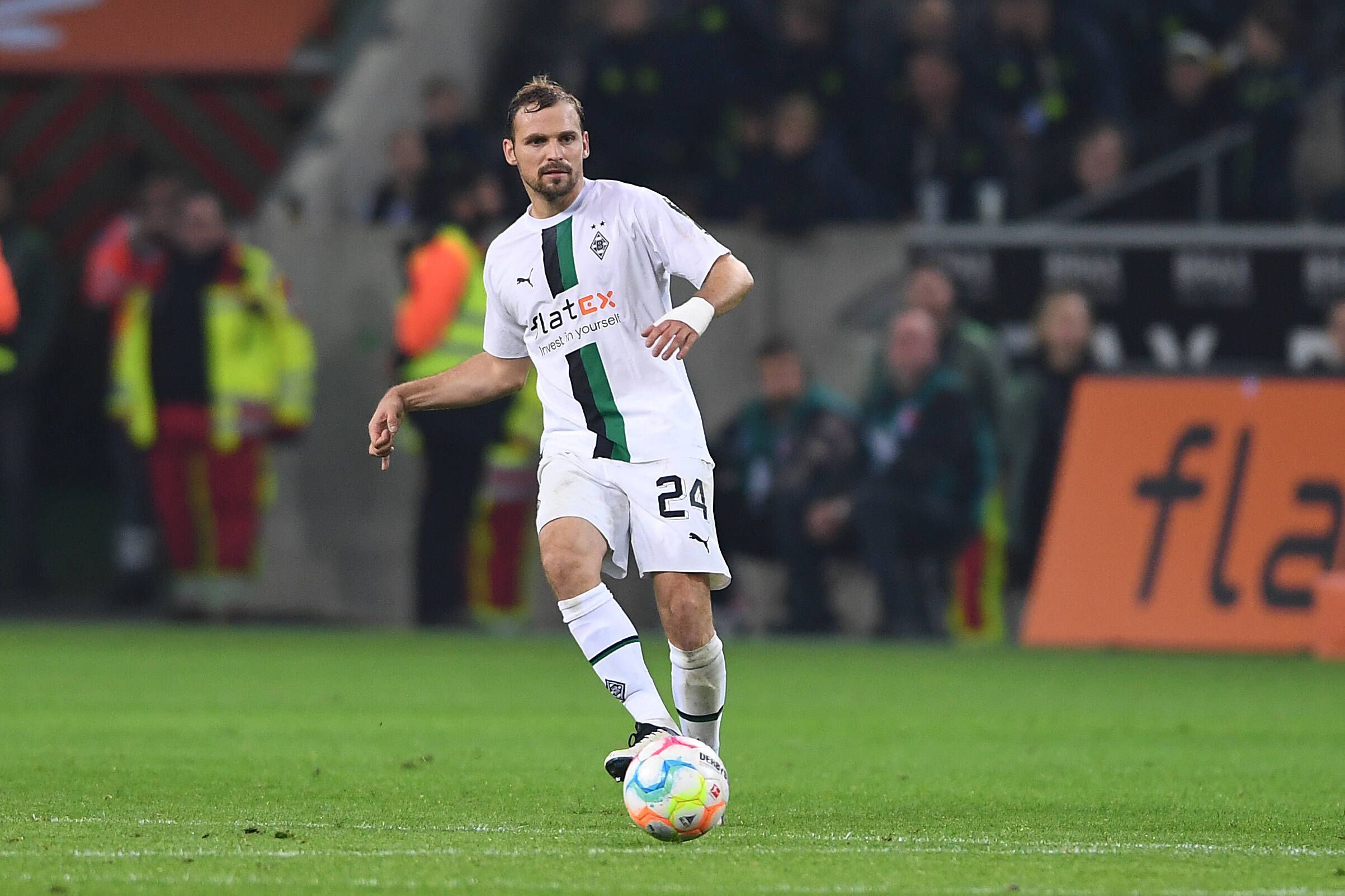 Tony Jantschke, Verteidiger bei Borussia Mönchengladbach, hier zu sehen am 4. November 2022 im Bundesliga-Duell gegen den VfB Stuttgart im Borussia-Park. Jantschke spielt mit dem rechten Bein einen Pass über das Spielfeld.
