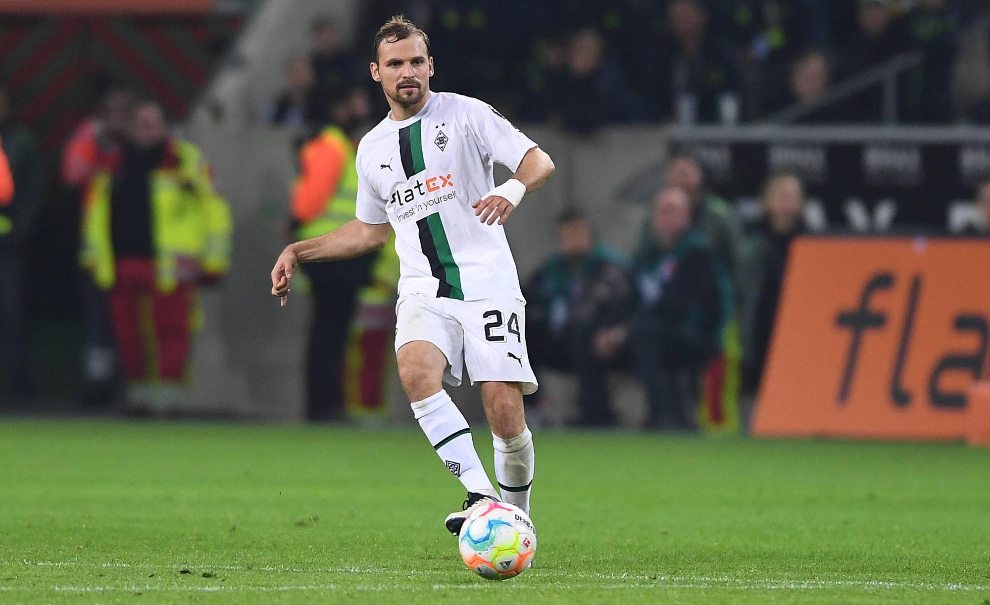 Tony Jantschke, Verteidiger bei Borussia Mönchengladbach, hier zu sehen am 4. November 2022 im Bundesliga-Duell gegen den VfB Stuttgart im Borussia-Park. Jantschke spielt mit dem rechten Bein einen Pass über das Spielfeld.