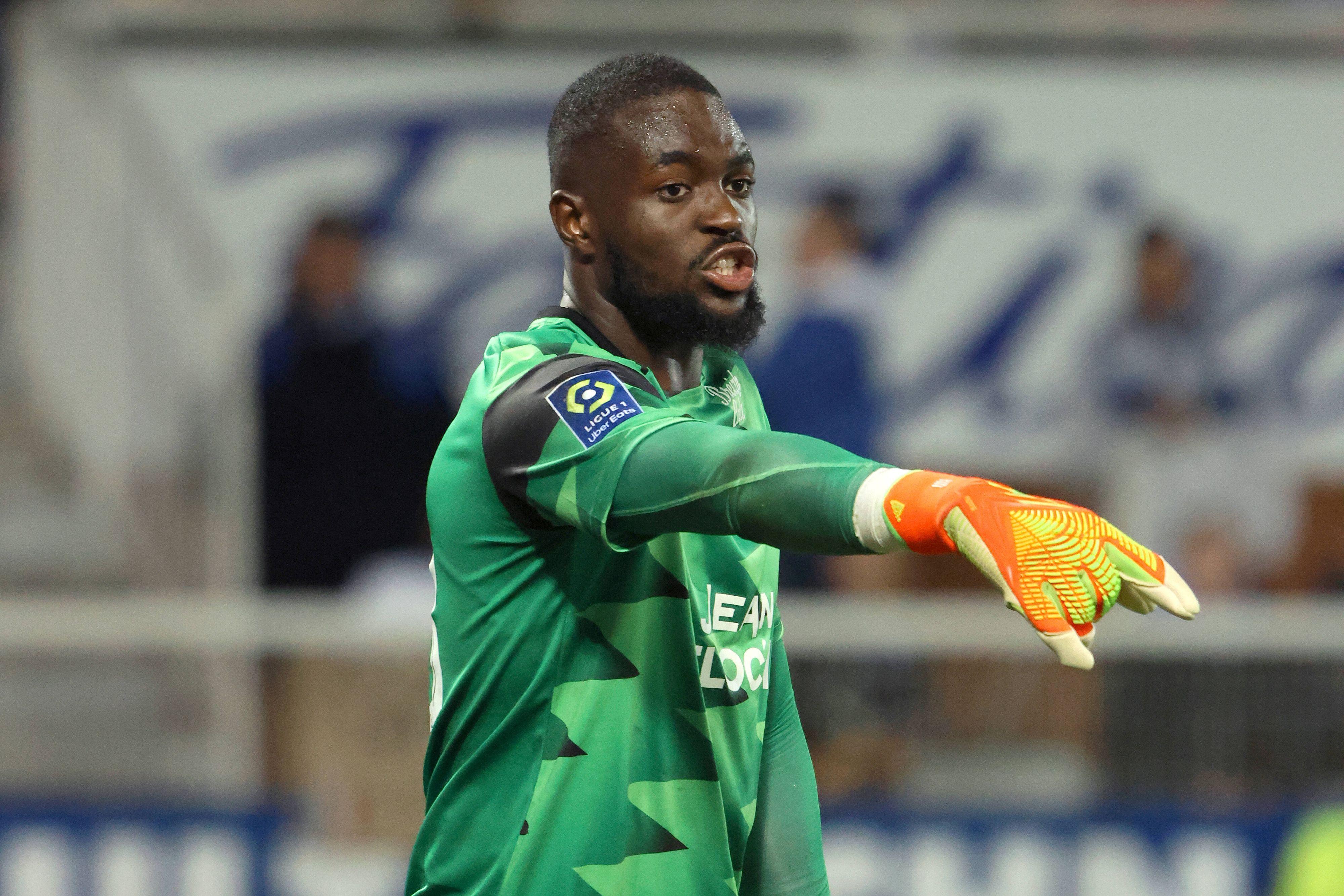 Yvon Mvogo vom FC Lorient soll angeblich Thema bei Fußball-Bundesligist Borussia Mönchengladbach sein. Auf diesem Foto ist der Schweizer Torhüter am 16. September 2022 zu sehen. Er macht mit seinem rechten Arm eine Geste und zeigt etwas an.