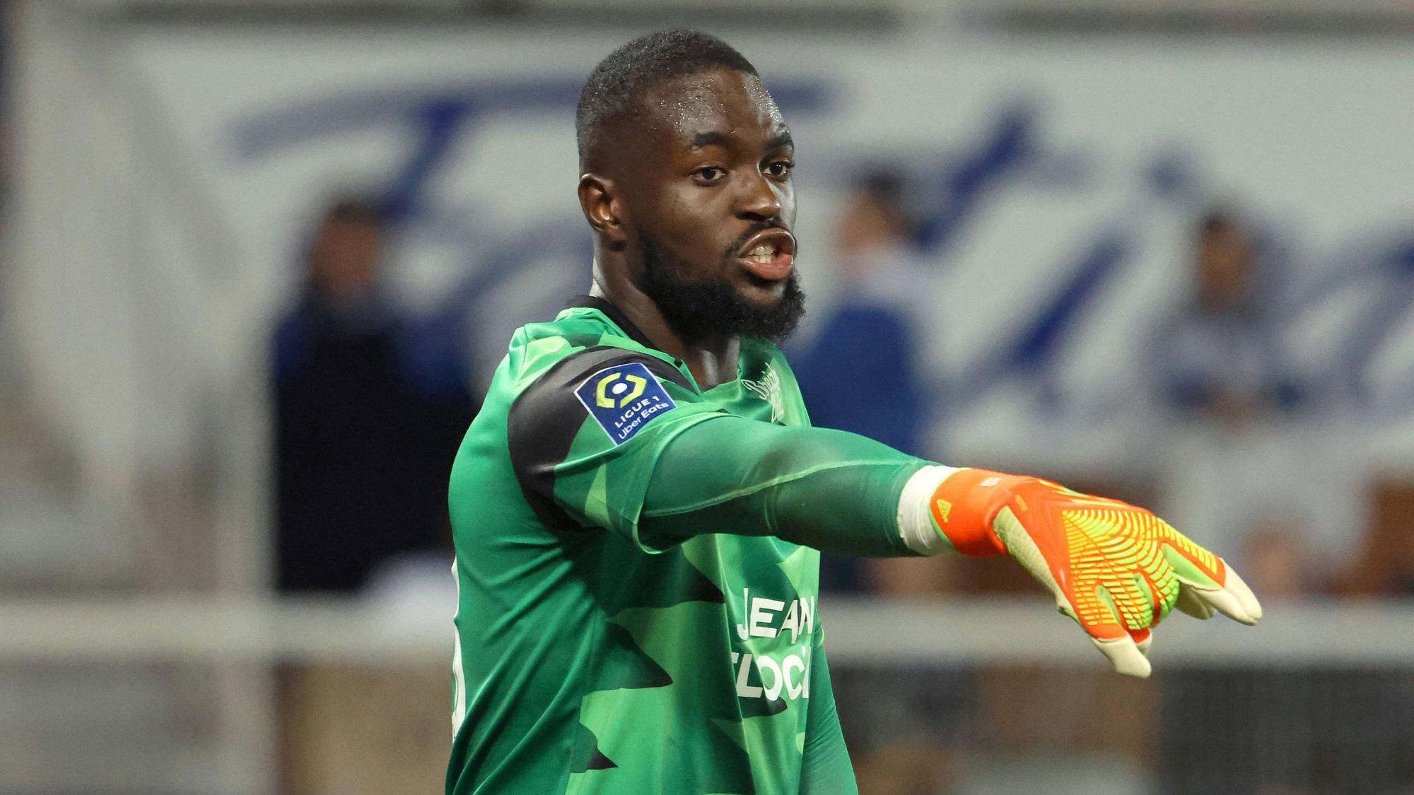Yvon Mvogo vom FC Lorient soll angeblich Thema bei Fußball-Bundesligist Borussia Mönchengladbach sein. Auf diesem Foto ist der Schweizer Torhüter am 16. September 2022 zu sehen. Er macht mit seinem rechten Arm eine Geste und zeigt etwas an.