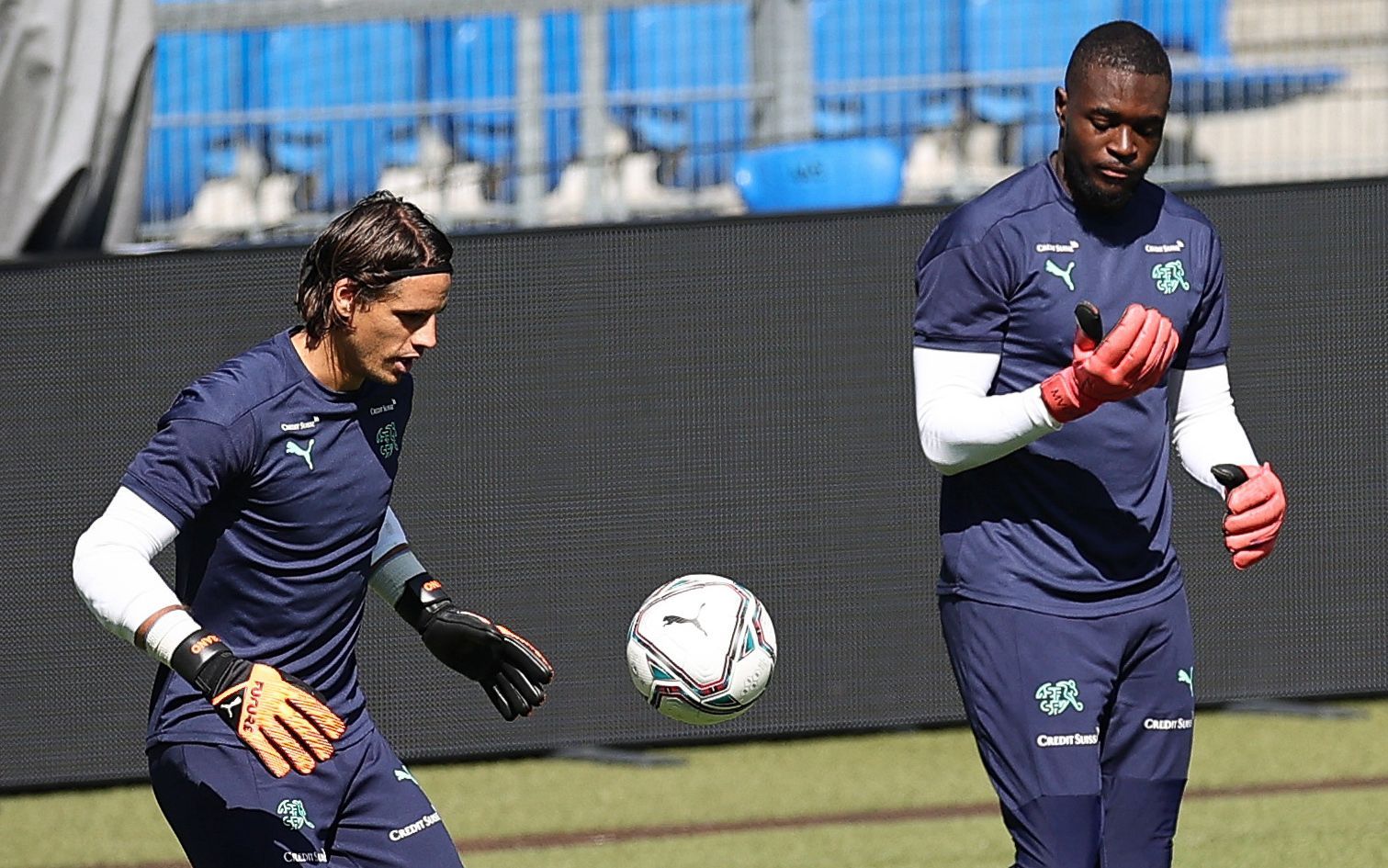 Schweizer Keeper: Yann Sommer (l.) und Yvon Mvogo (r.) beim gemeinsamen Training  im Stadion St. Jakob-Park in Basel. Dieses Foto zeigt die beiden am 5. September 2020. Sommer hat den Ball im Blick.