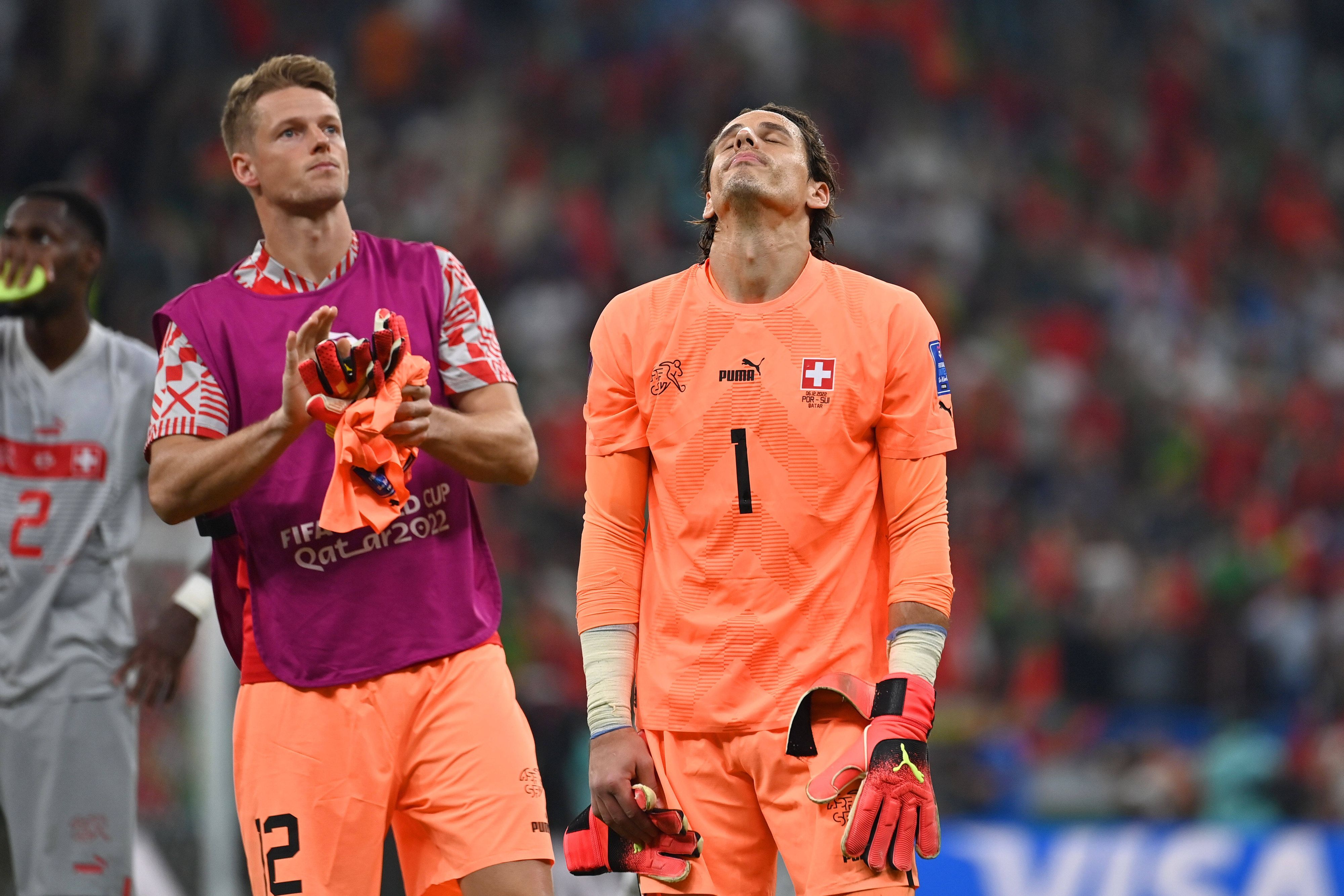 Frust pur nach dem WM-Aus mit der Schweiz am Dienstag (6. Dezember 2022) in Katar: Keeper Yann Sommer (r.), der bei Fußball-Bundesligist Borussia Mönchengladbach unter Vertrag steht. Daneben ist Ersatztorwart Jonas Omlin (l.) zu sehen. Sommer schaut enntäuscht nach obene, Omlin klatscht in die Hände.