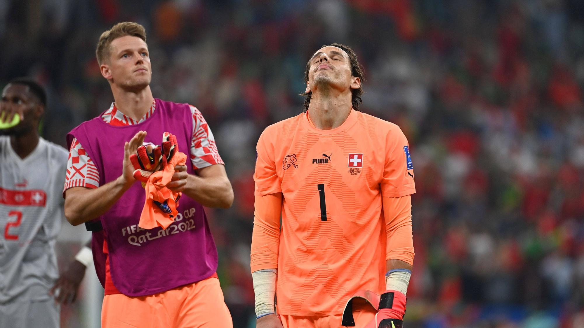 Frust pur nach dem WM-Aus mit der Schweiz am Dienstag (6. Dezember 2022) in Katar: Keeper Yann Sommer (r.), der bei Fußball-Bundesligist Borussia Mönchengladbach unter Vertrag steht. Daneben ist Ersatztorwart Jonas Omlin (l.) zu sehen. Sommer schaut enntäuscht nach obene, Omlin klatscht in die Hände.