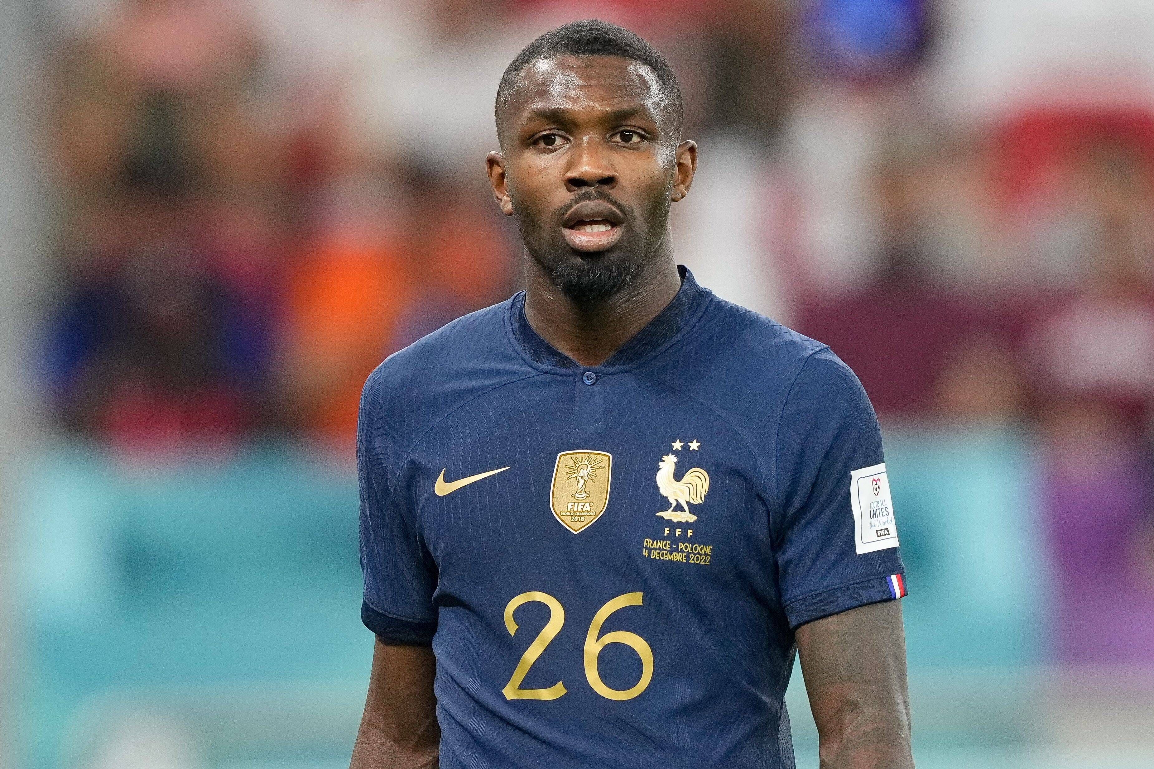 Marcus Thuram, Stürmer von Borussia Mönchengladbach, ist für Frankreich bei der WM in Katar im Einsatz. Hier ist er am 4. Dezember 2022 beim Duell gegen Polen in Doha zu sehen. Thuram hat die Nummer 26, er blickt nach vorne.