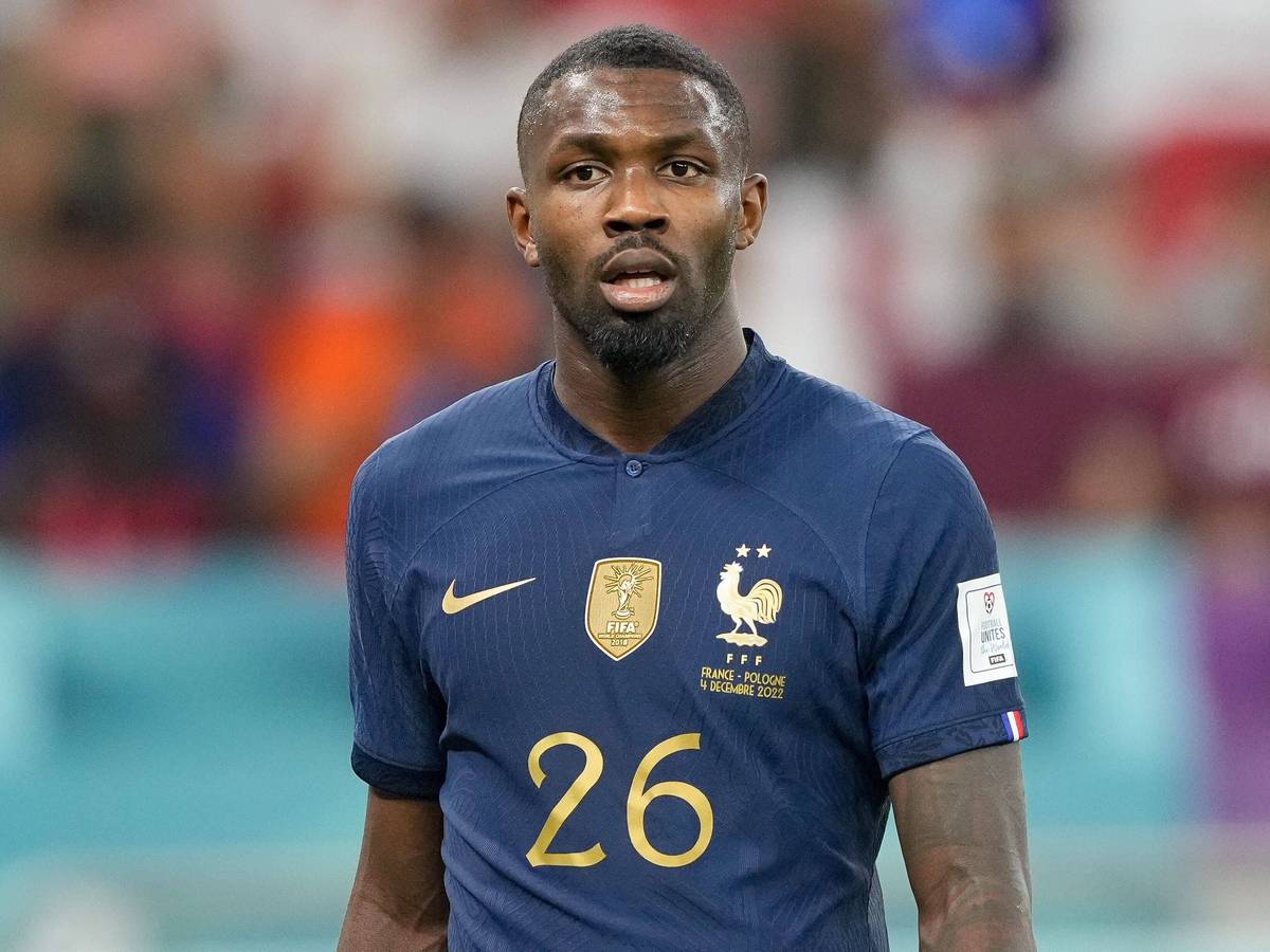 Marcus Thuram, Stürmer von Borussia Mönchengladbach, ist für Frankreich bei der WM in Katar im Einsatz. Hier ist er am 4. Dezember 2022 beim Duell gegen Polen in Doha zu sehen. Thuram hat die Nummer 26, er blickt nach vorne.