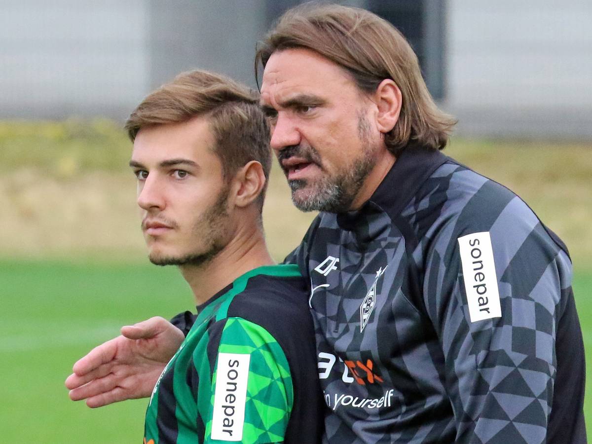 DFB-Nationalspieler und Gladbach-Profi Florian Neuhaus (l.) mit seinem Trainer Daniel Farke (r.) im Borussia-Park. Hier zu sehen am 27. Juni 2022. Farke umarmt Neuhaus und spricht mit ihm.