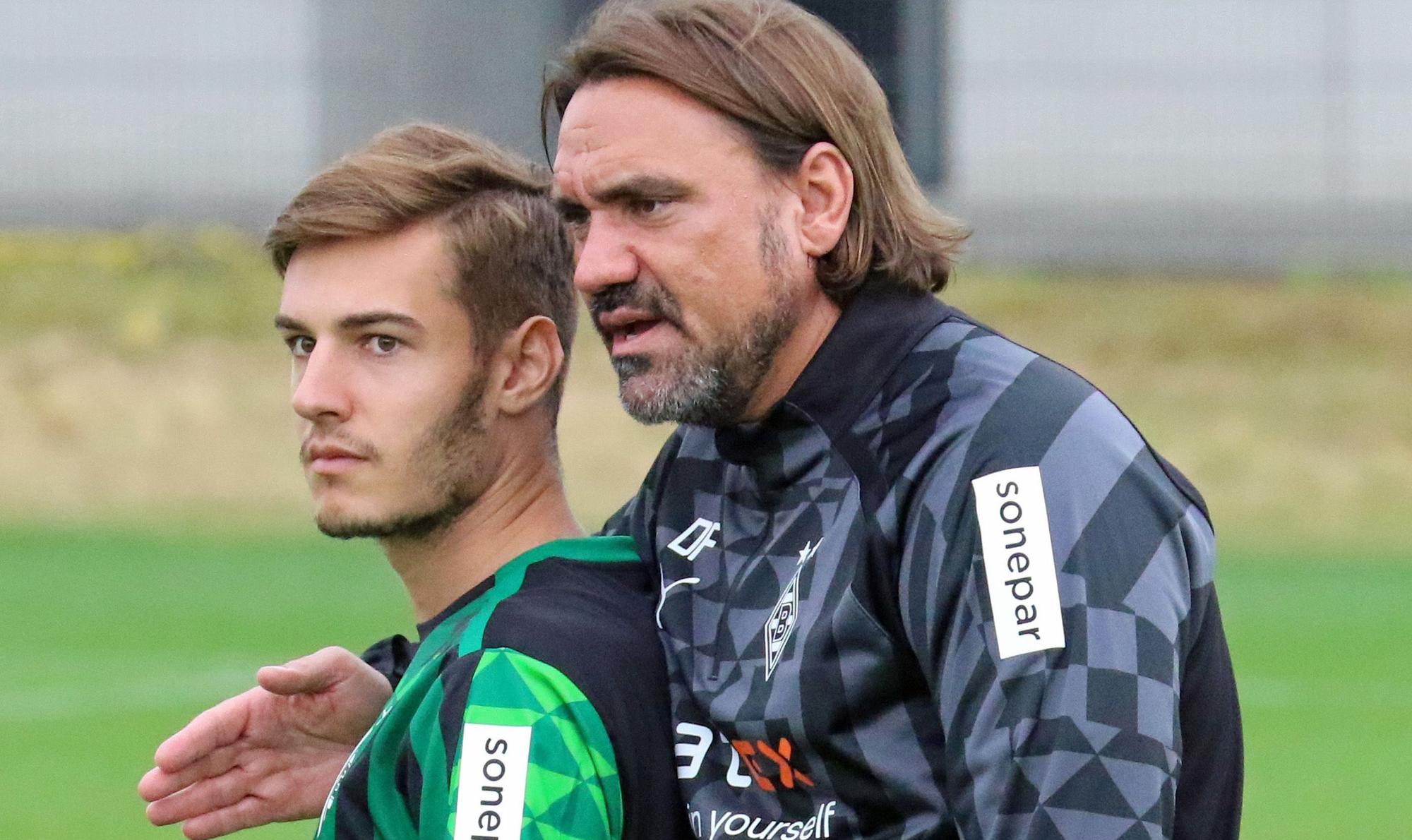 DFB-Nationalspieler und Gladbach-Profi Florian Neuhaus (l.) mit seinem Trainer Daniel Farke (r.) im Borussia-Park. Hier zu sehen am 27. Juni 2022. Farke umarmt Neuhaus und spricht mit ihm.