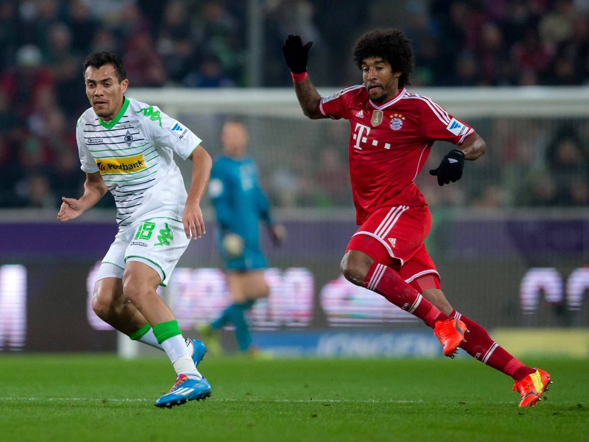 Ex-Gladbach-Star Juan Arango (l.) im Zweikampf mit Dante (r., Bayern München) am 24. Januar 2014 im Borussia-Park. Beide Spieler haben den Ball im Blick.