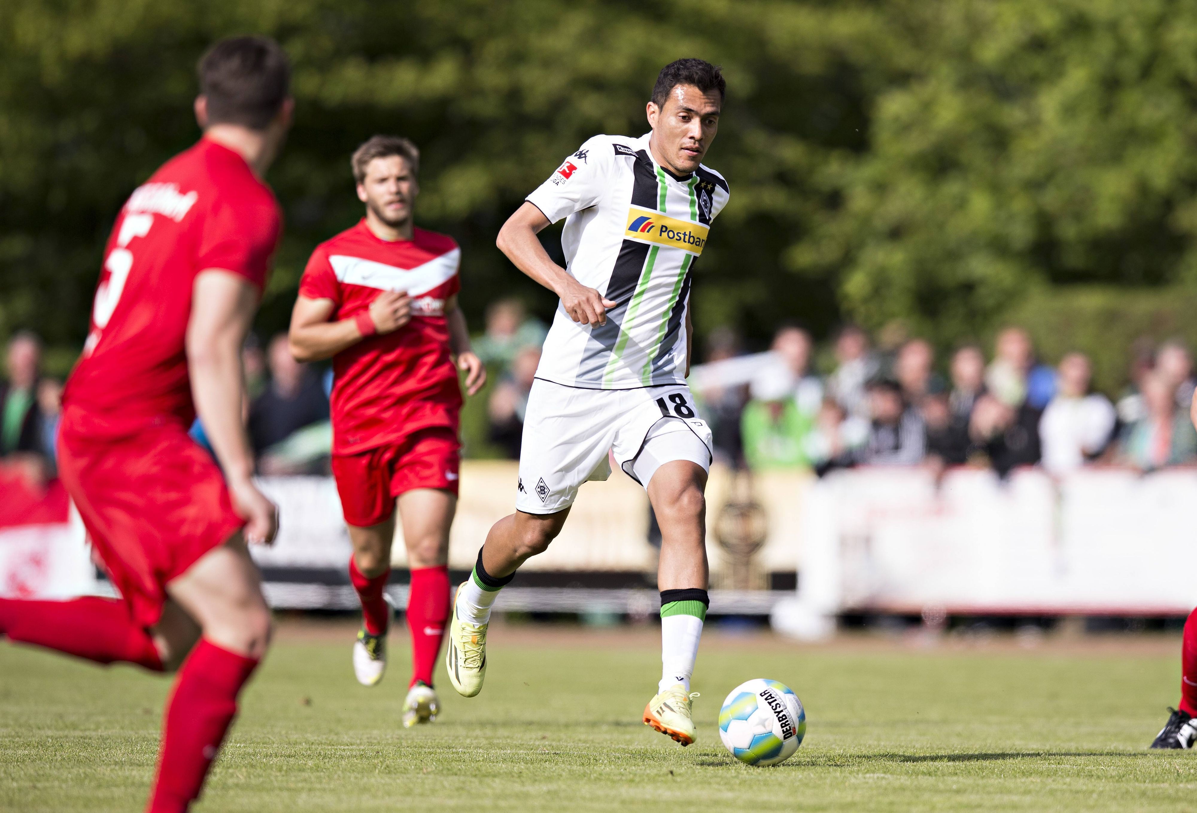 Der letzte Auftritt von Juan Arango für Borussia Mönchengladbach: Dieses Foto zeigt den Venezolaner am 15. Mai 2014, zum Abschluss der sogenannten Fohlen-Tour, im Testspiel gegen SKG Roßdorf. Arango treibt mit seinem linken Fuß den Ball nach vorne.