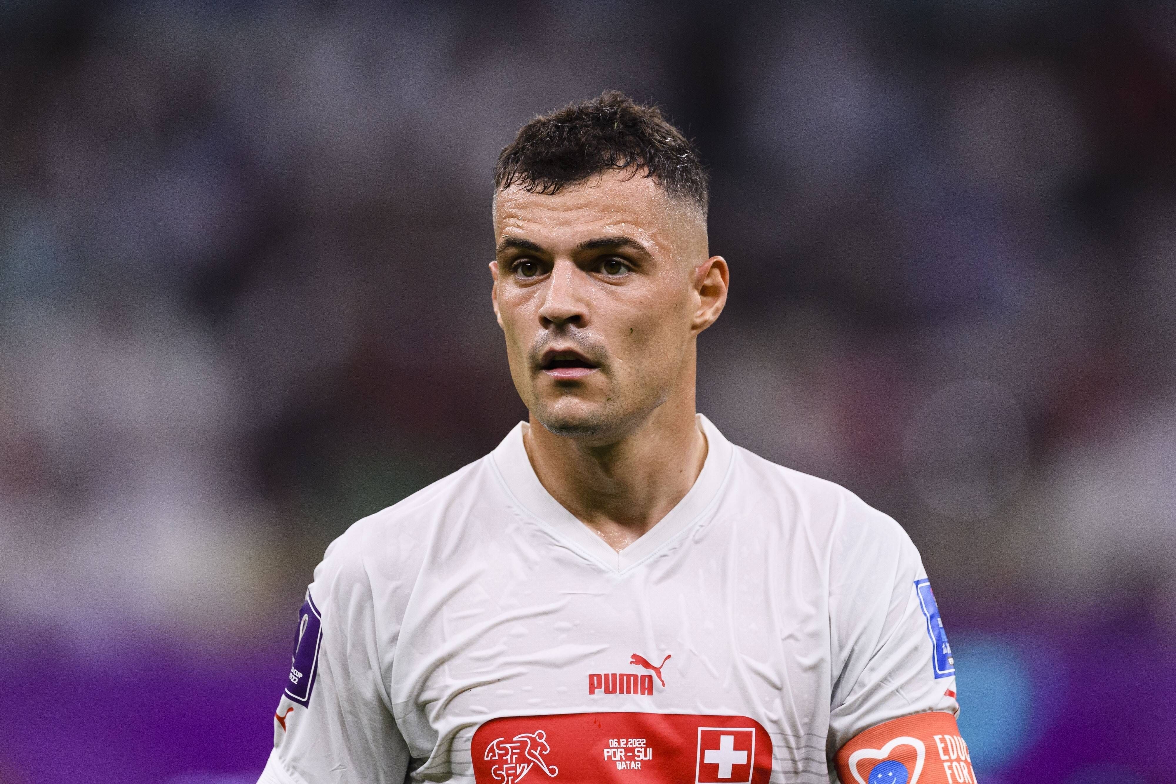 Ex-Gladbach-Kapitän und Arsenal-London-Star Granit Xhaka. Auf diesem Foto ist der Schweizer Nationalspieler am 6. Dezember 2022 bei der Niederlage im WM-Achtelfinale gegen Portugal in Katar zu sehen. Xhaka schaut nach vorne.