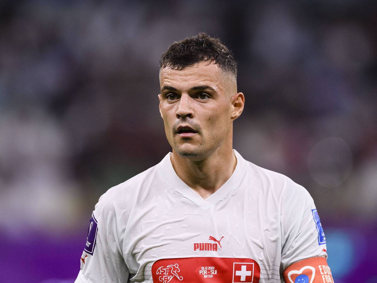 Ex-Gladbach-Kapitän und Arsenal-London-Star Granit Xhaka. Auf diesem Foto ist der Schweizer Nationalspieler am 6. Dezember 2022 bei der Niederlage im WM-Achtelfinale gegen Portugal in Katar zu sehen. Xhaka schaut nach vorne.