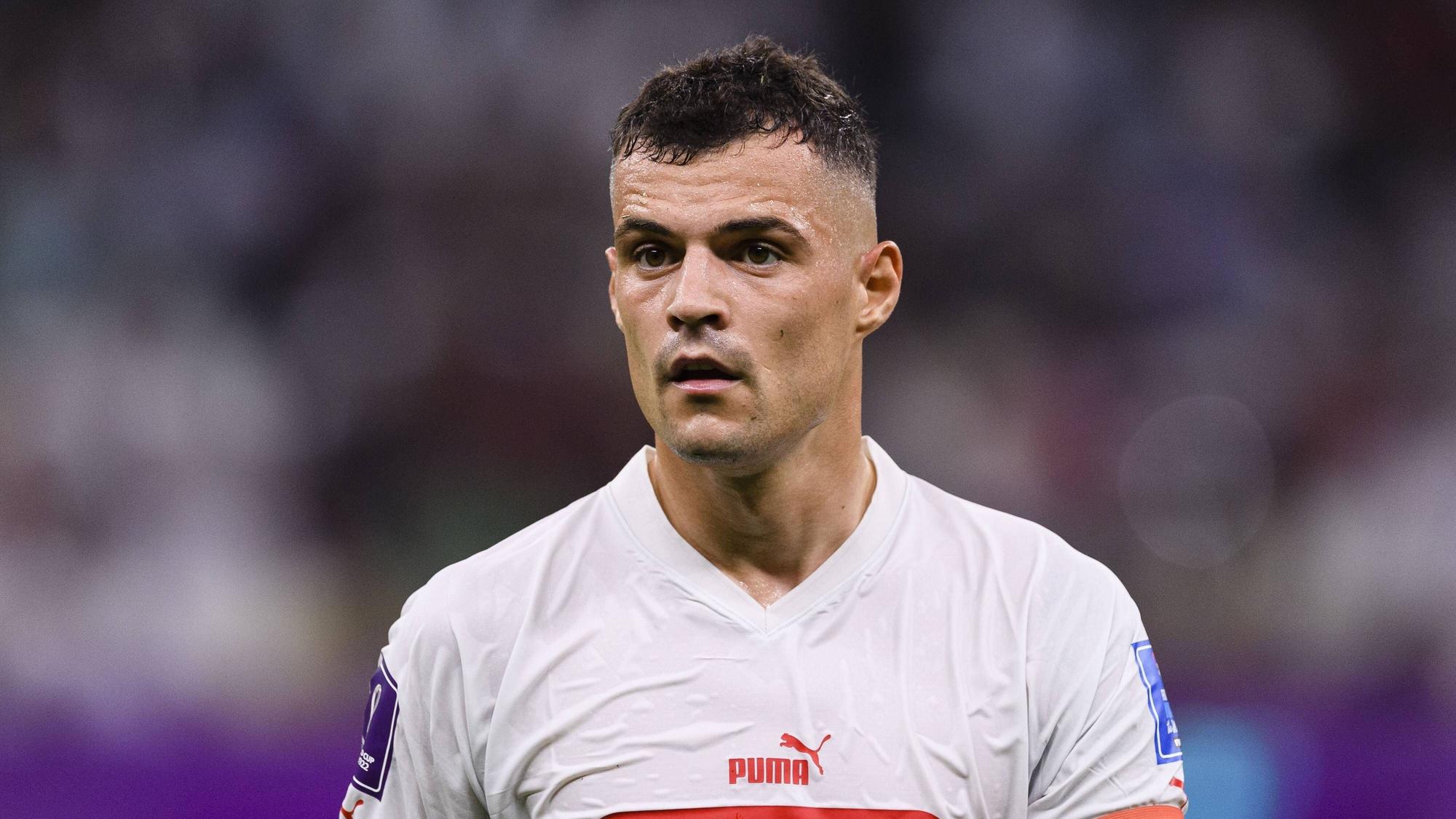 Ex-Gladbach-Kapitän und Arsenal-London-Star Granit Xhaka. Auf diesem Foto ist der Schweizer Nationalspieler am 6. Dezember 2022 bei der Niederlage im WM-Achtelfinale gegen Portugal in Katar zu sehen. Xhaka schaut nach vorne.