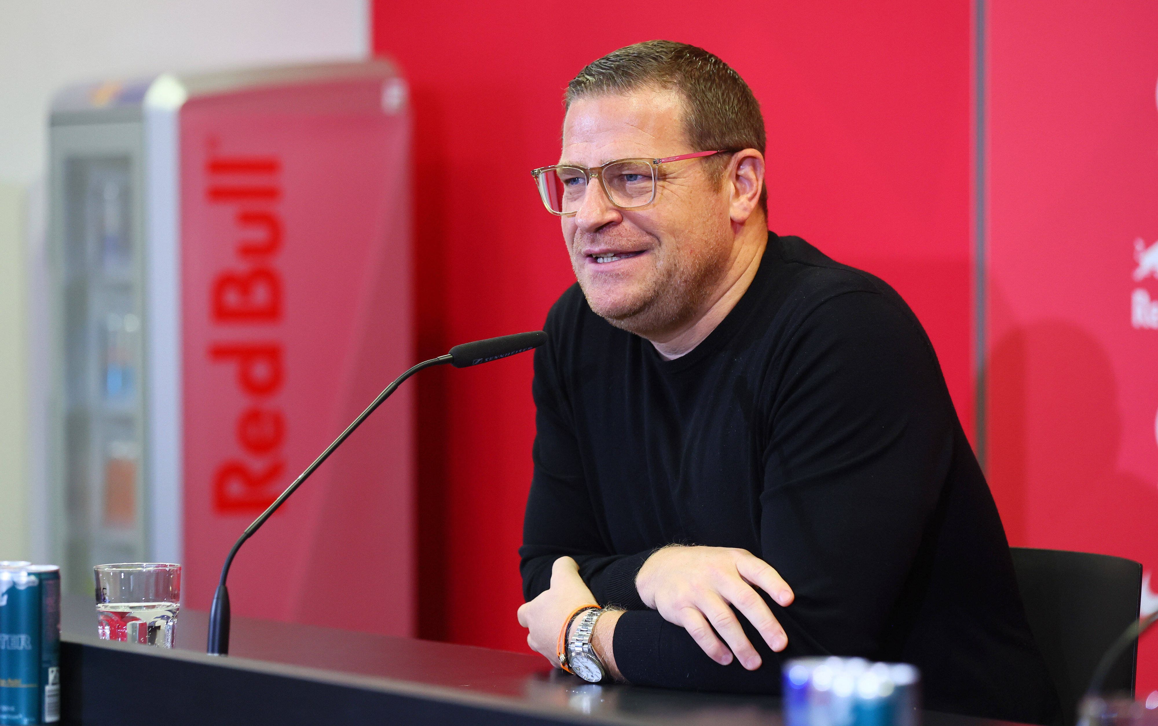 Ex-Gladbach-Manager Max Eberl hat sich am Freitag (9. Dezember 2022) bei seinem neuen Klub RB Leipzig während einer Pressekonferenz vorgestellt. Eberl spricht in ein Mikrofon, dabei lächelt er.