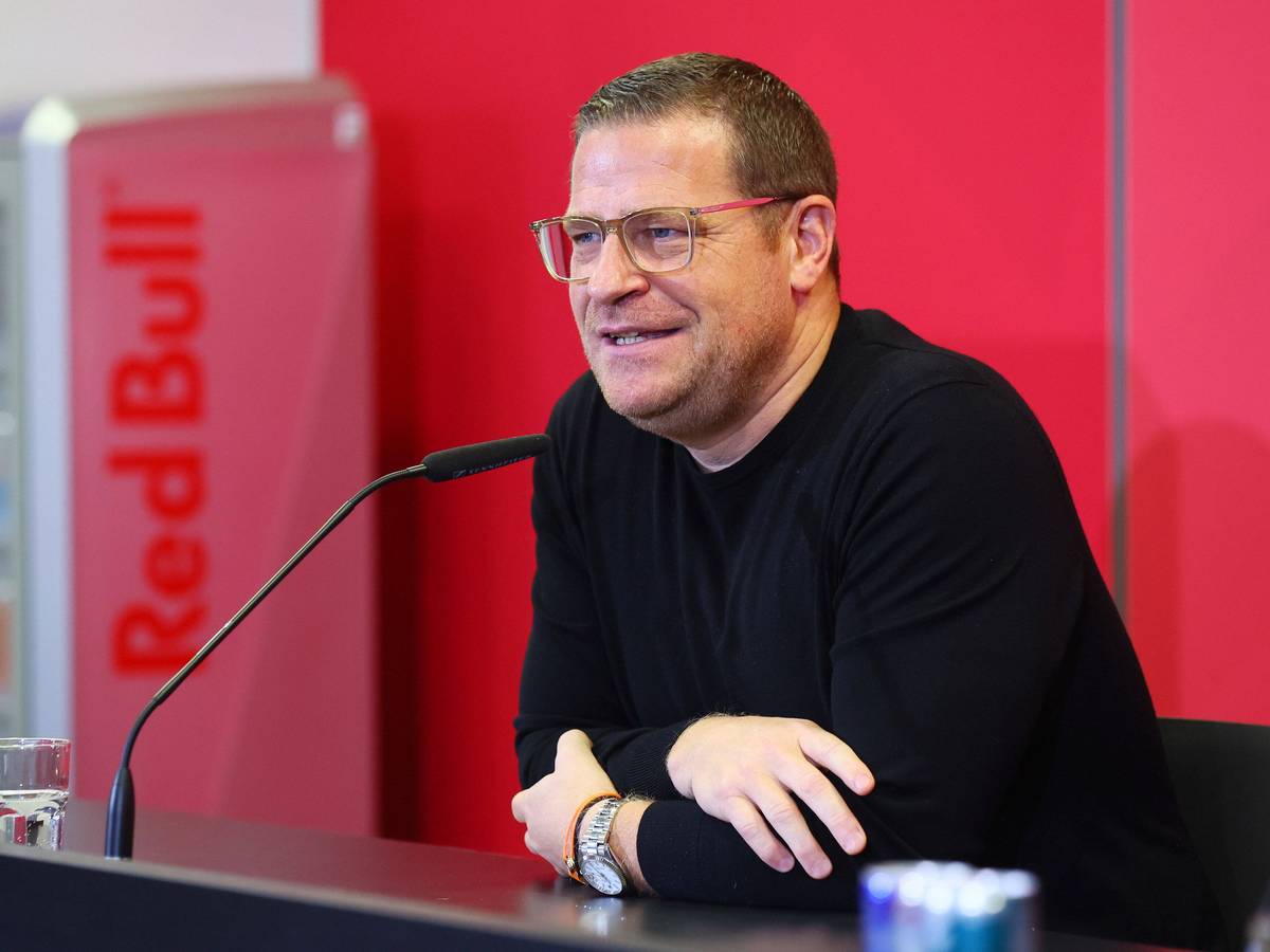Ex-Gladbach-Manager Max Eberl hat sich am Freitag (9. Dezember 2022) bei seinem neuen Klub RB Leipzig während einer Pressekonferenz vorgestellt. Eberl spricht in ein Mikrofon, dabei lächelt er.