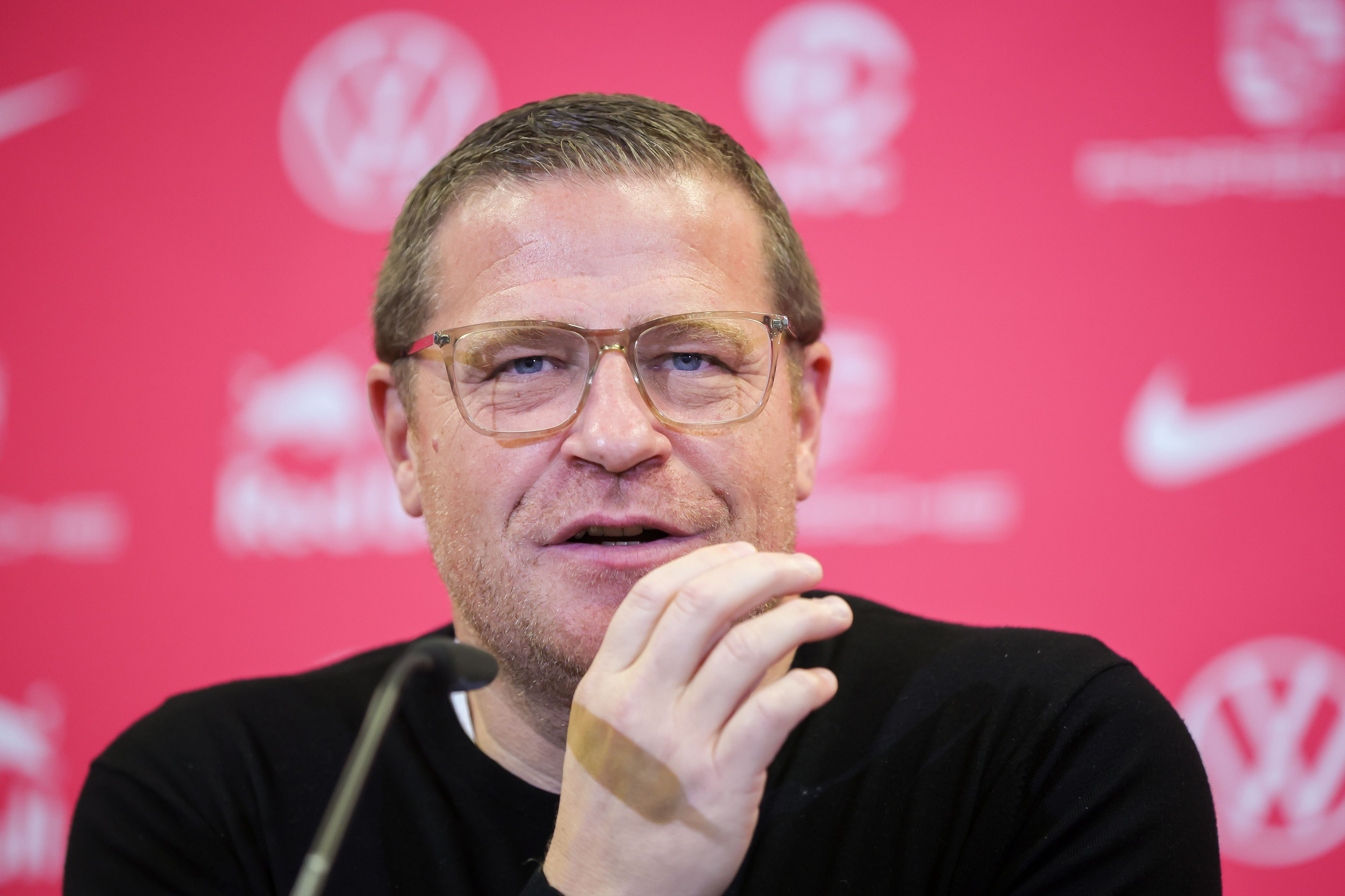 Ex-Gladbach-Manager und neuer RB-Sportvorstand: Max Eberl hat sich am Freitag (9. Dezember 2022) bei seinem jetzigen Klub offiziell während einer Pressekonferenz vorgestellt. Eberl spricht in ein Mikrofon. Er tägt eine Brille und macht mit seiner rechten Hand eine Geste.