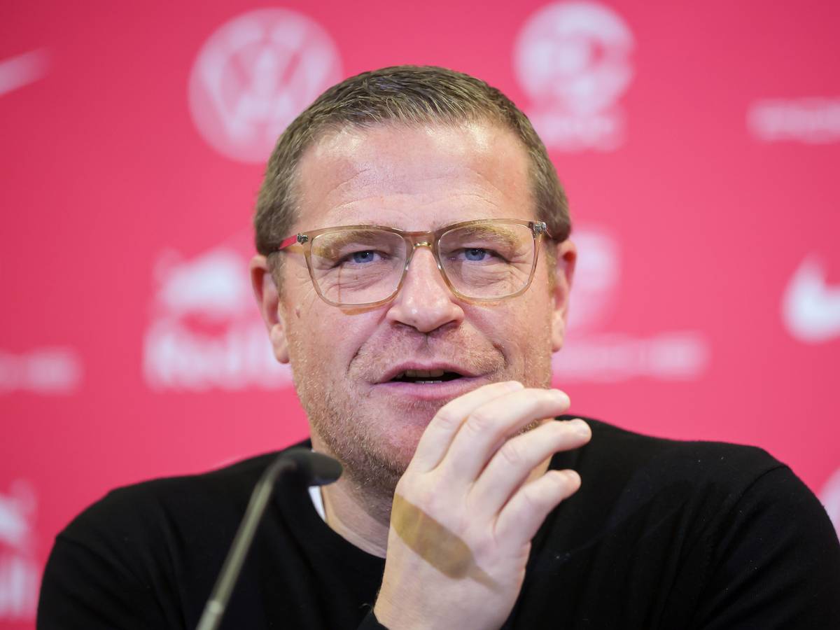 Ex-Gladbach-Manager und neuer RB-Sportvorstand: Max Eberl hat sich am Freitag (9. Dezember 2022) bei seinem jetzigen Klub offiziell während einer Pressekonferenz vorgestellt. Eberl spricht in ein Mikrofon. Er tägt eine Brille und macht mit seiner rechten Hand eine Geste.