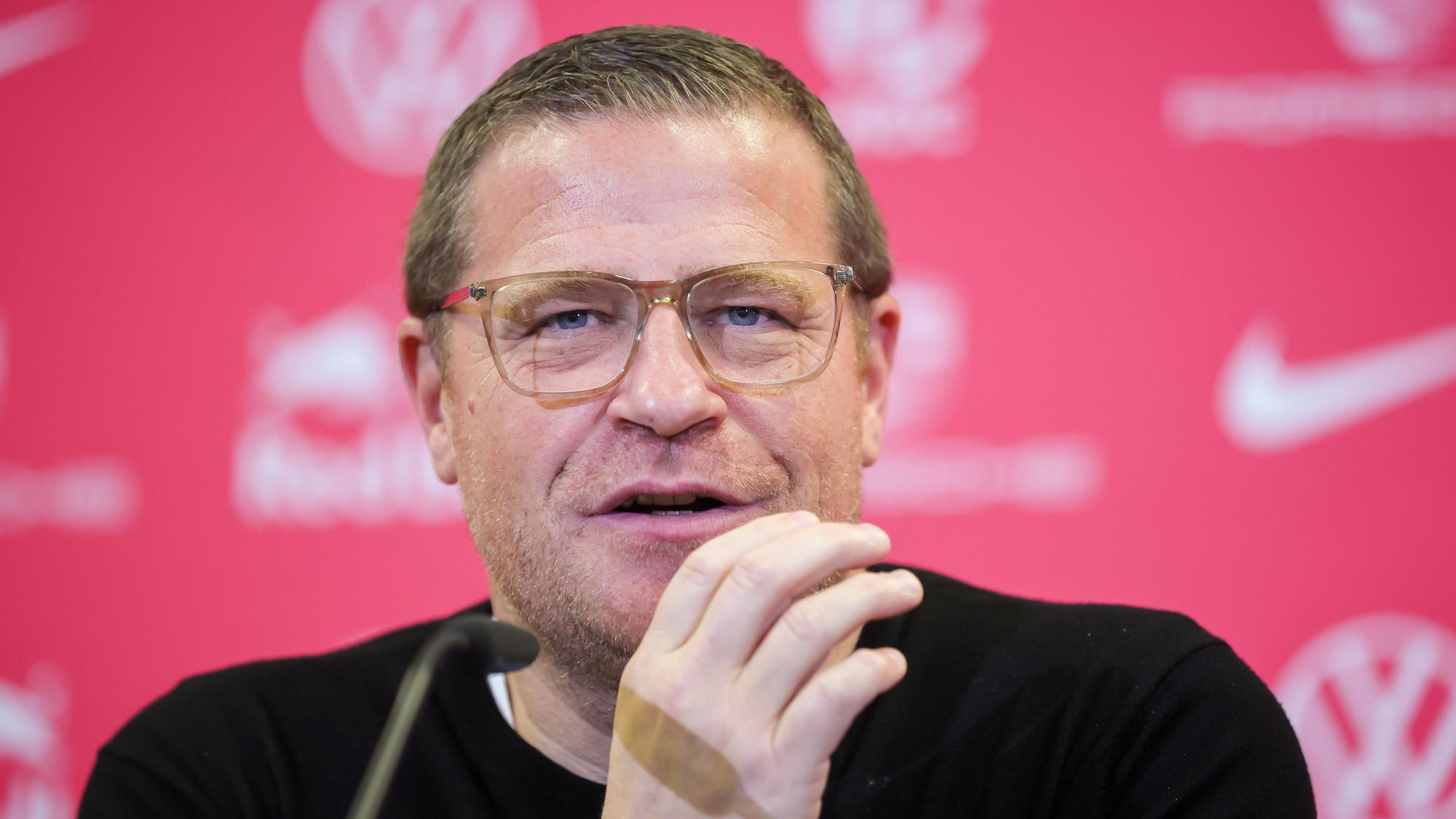 Ex-Gladbach-Manager und neuer RB-Sportvorstand: Max Eberl hat sich am Freitag (9. Dezember 2022) bei seinem jetzigen Klub offiziell während einer Pressekonferenz vorgestellt. Eberl spricht in ein Mikrofon. Er tägt eine Brille und macht mit seiner rechten Hand eine Geste.