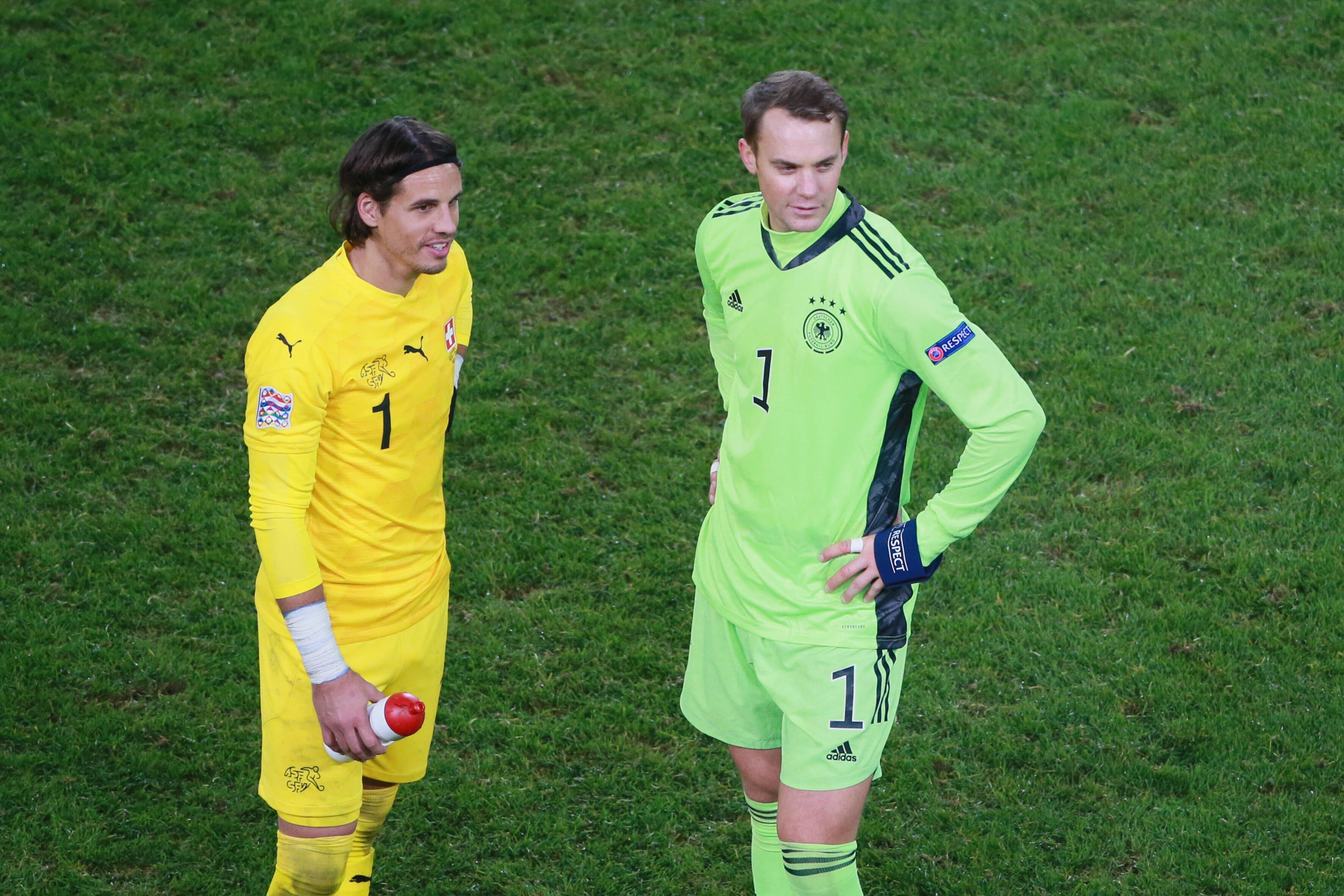 Yann Sommer von Borussia Mönchengladbach (l.) im Gespräch mit Manuel Neuer vom FC Bayern München. Die beiden Torhüter im Gespräch nach dem Nations-League-Spiel Deutschland gegen Schweiz am 13. Oktober 2022 in Köln.