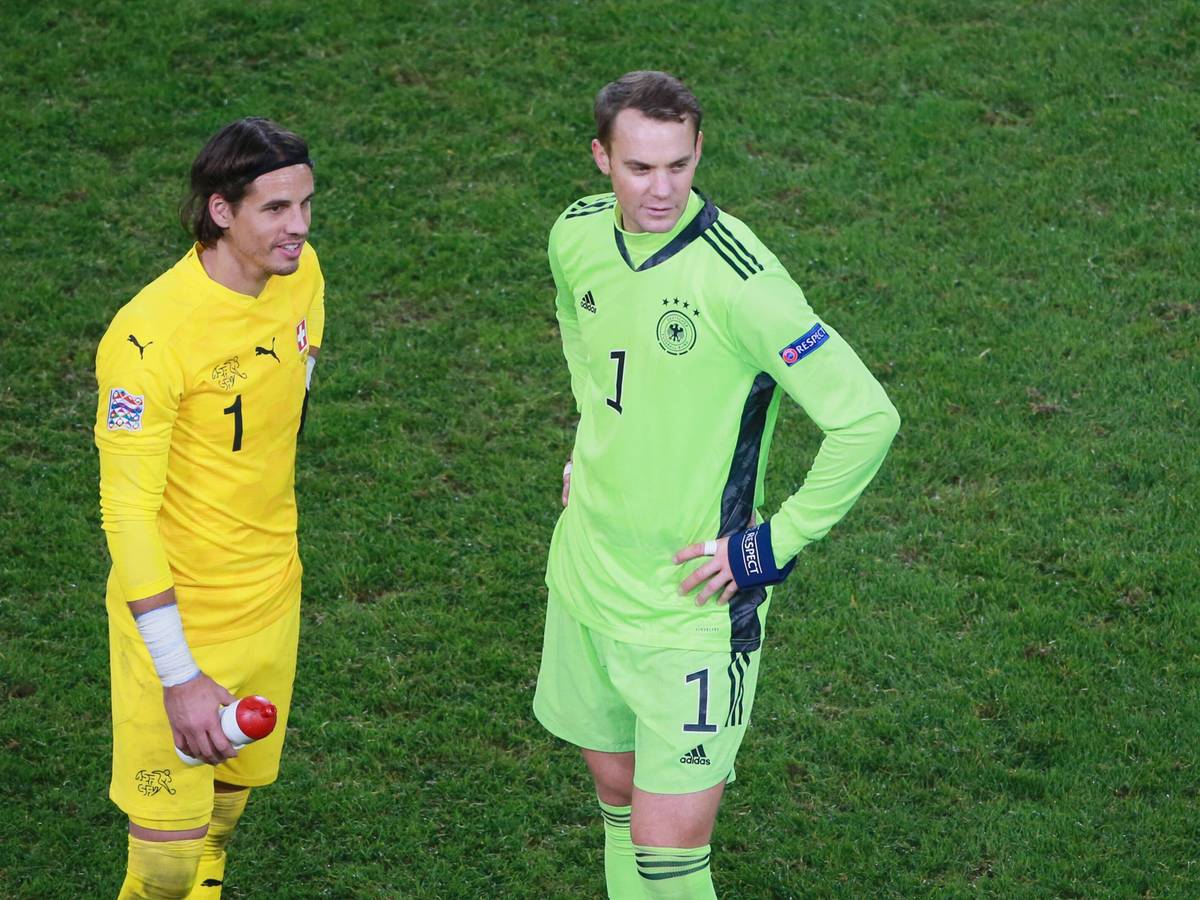 Yann Sommer von Borussia Mönchengladbach (l.) im Gespräch mit Manuel Neuer vom FC Bayern München. Die beiden Torhüter im Gespräch nach dem Nations-League-Spiel Deutschland gegen Schweiz am 13. Oktober 2022 in Köln.