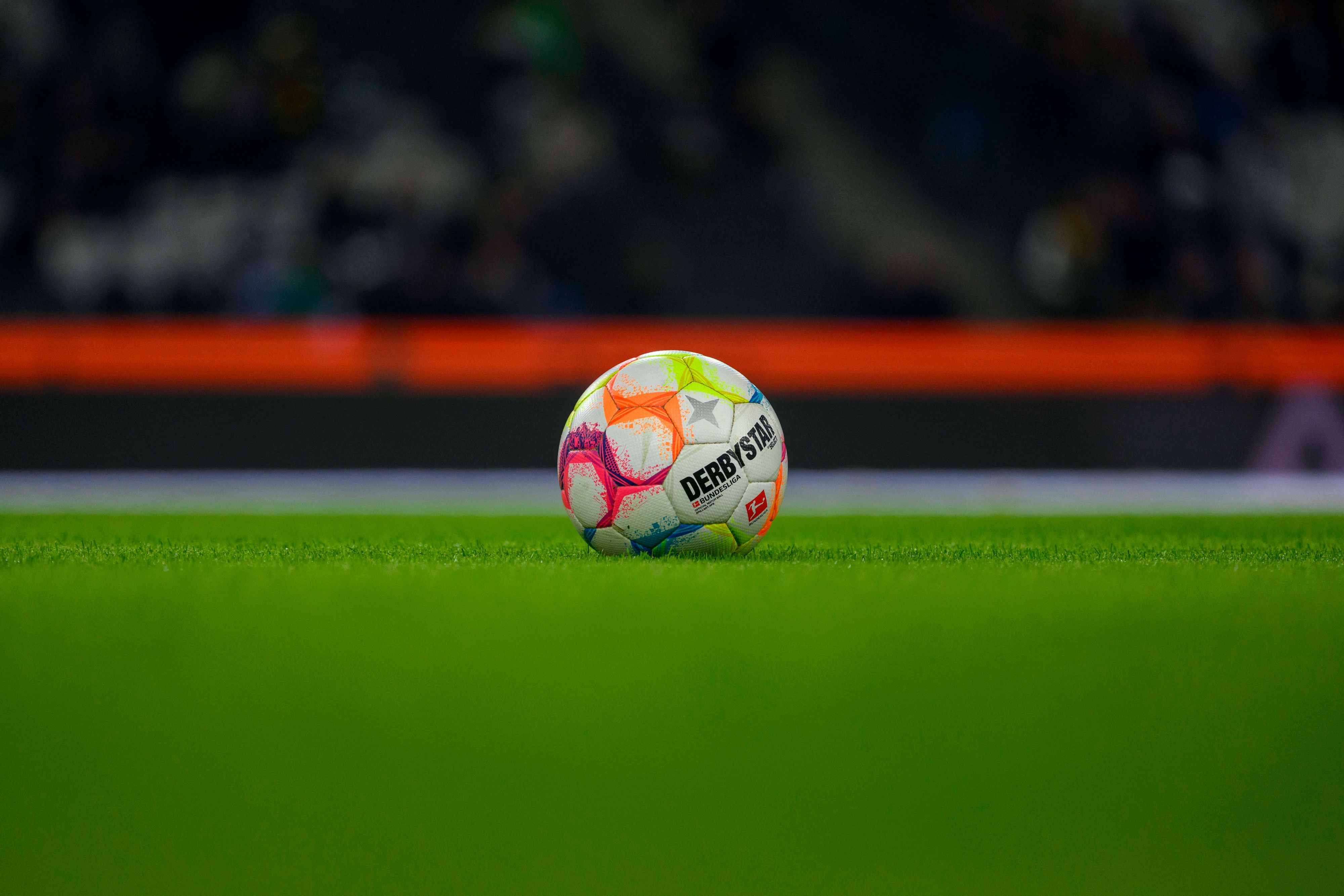 Der Bundesliga-Ball, hier beim Spiel Borussia Mönchengladbach gegen Borussia Dortmund am 11. November 2022 im Borussia-Park.