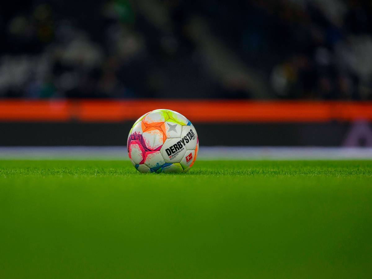 Der Bundesliga-Ball, hier beim Spiel Borussia Mönchengladbach gegen Borussia Dortmund am 11. November 2022 im Borussia-Park.