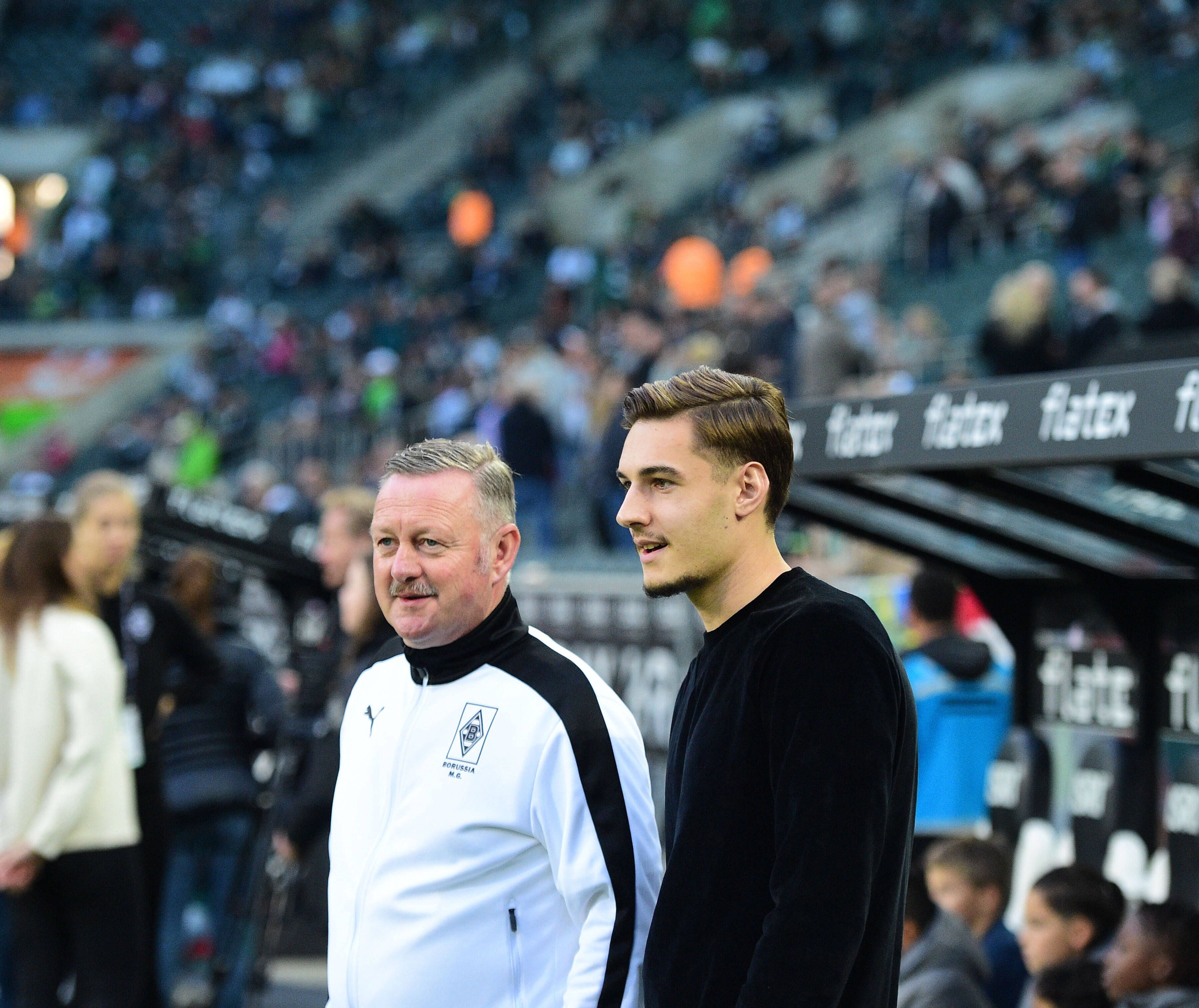 Florian Neuhaus (r.) und Sportdirektor Roland Virkus vor dem Heimspiel von Borussia Mönchengladbach gegen Eintracht Frankfurt am 22. Oktober 2022.