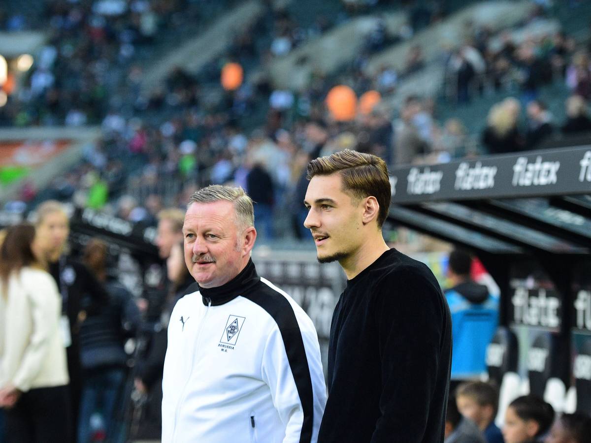 Florian Neuhaus (r.) und Sportdirektor Roland Virkus vor dem Heimspiel von Borussia Mönchengladbach gegen Eintracht Frankfurt am 22. Oktober 2022.