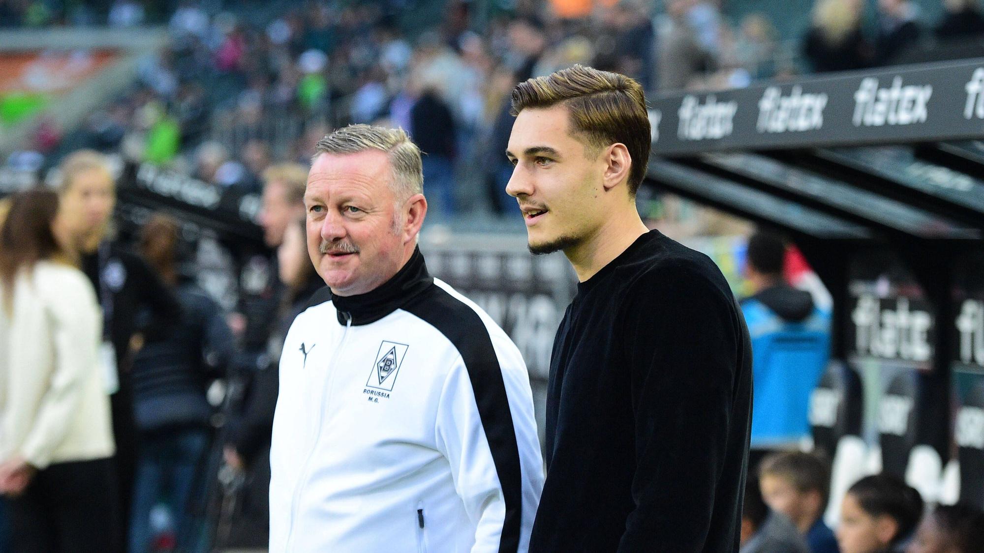 Florian Neuhaus (r.) und Sportdirektor Roland Virkus vor dem Heimspiel von Borussia Mönchengladbach gegen Eintracht Frankfurt am 22. Oktober 2022.