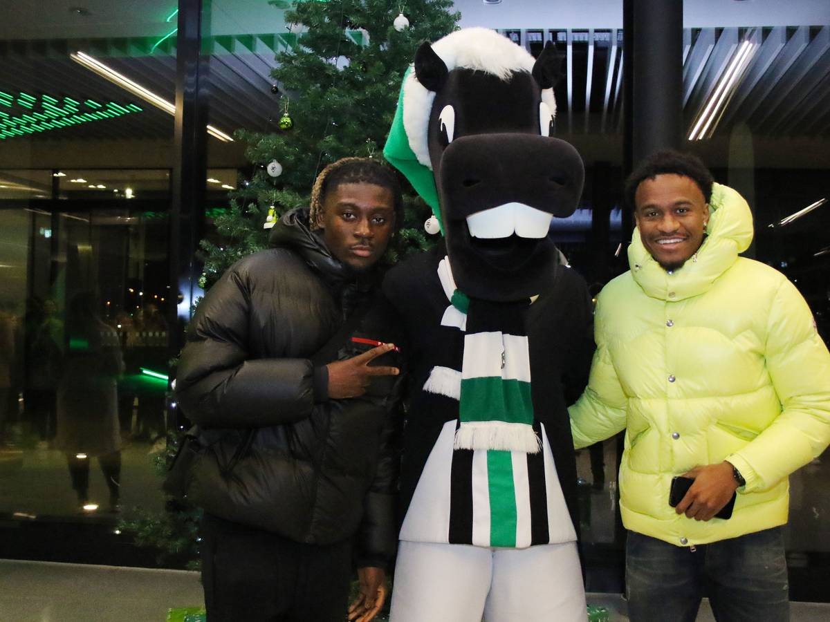 Manu Koné (l.) und Nathan Ngoumou (r.) posieren gemeinsam mit Maskottchen Jünter bei der Weihnachtsfeier von Borussia Mönchengladbach im Borussia-Park am 11. Dezember 2022.
