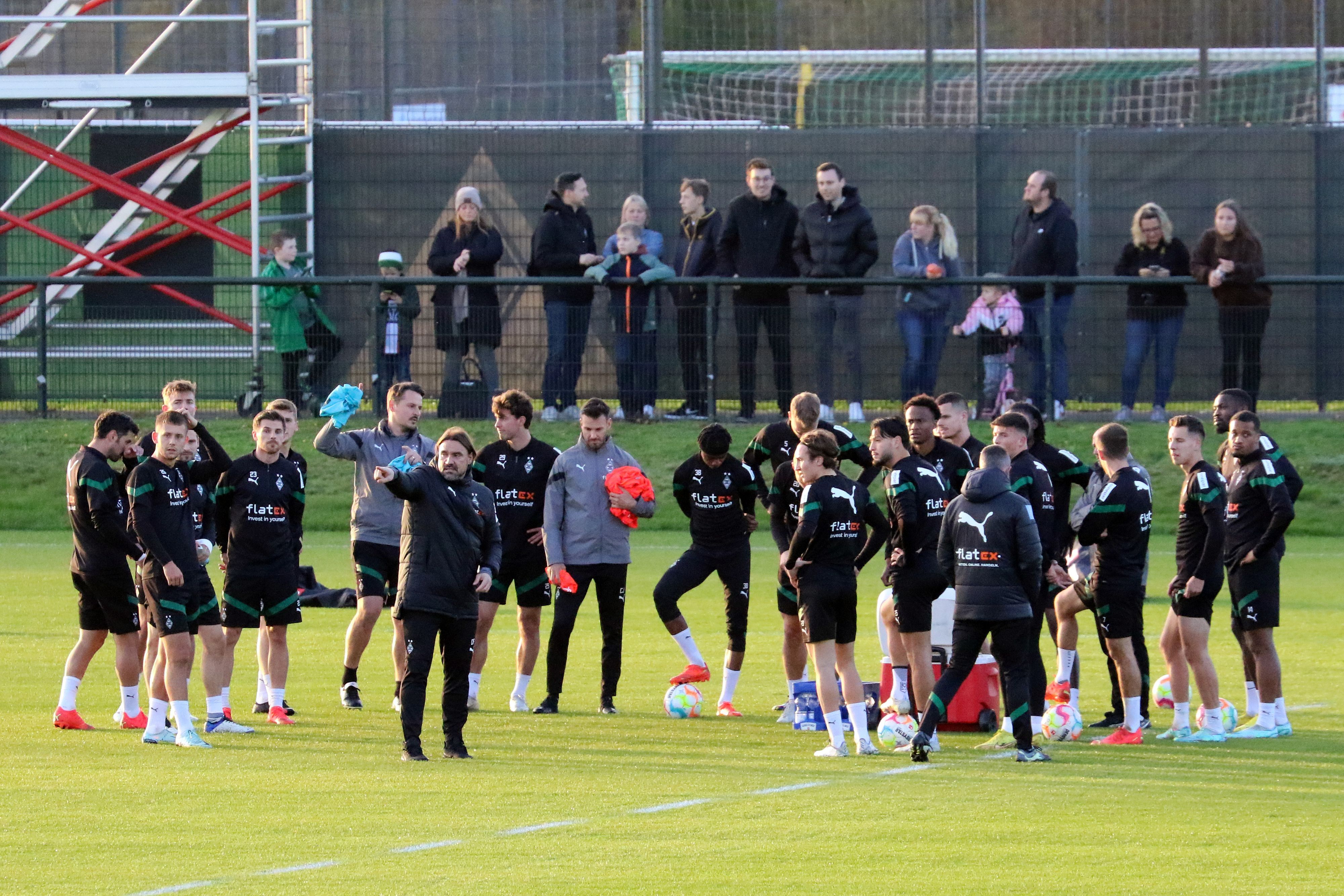 Die Mannschaft von Borussia Mönchengladbach beim Training im Borussia-Park im Mannschaftskreis, hier am 2. November 2022. Trainer Daniel Farke gibt mit dem Finger Anweisungen.