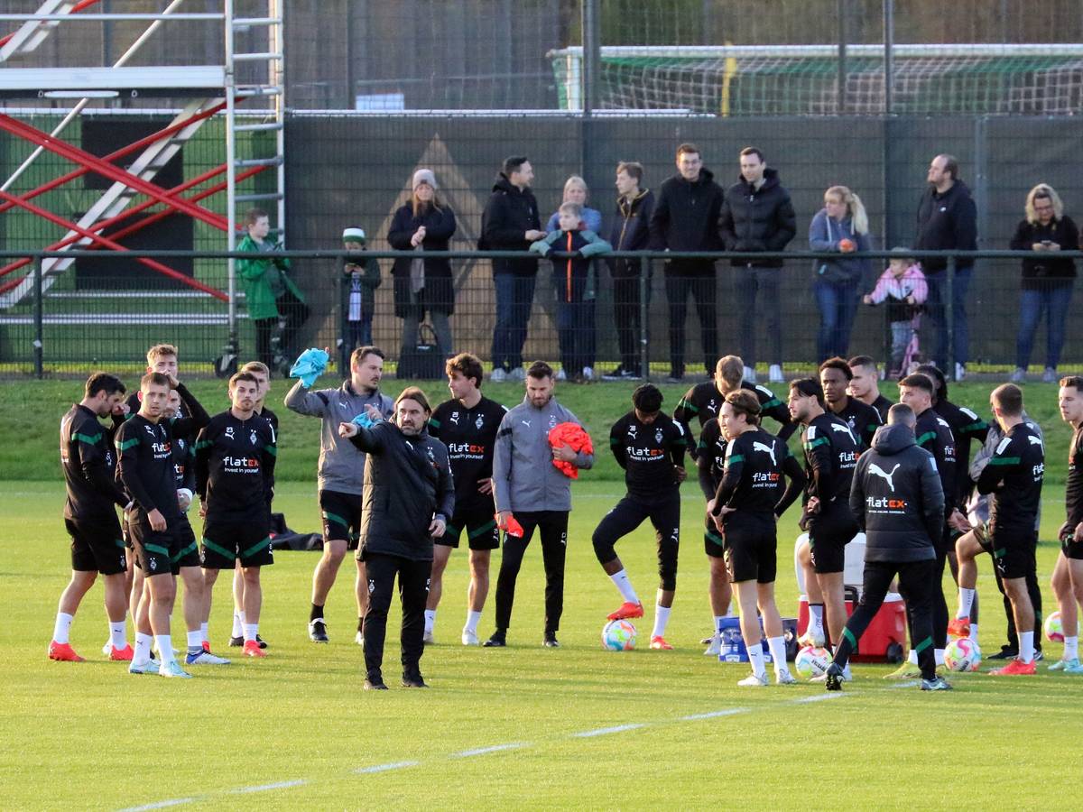 Die Mannschaft von Borussia Mönchengladbach beim Training im Borussia-Park im Mannschaftskreis, hier am 2. November 2022. Trainer Daniel Farke gibt mit dem Finger Anweisungen.