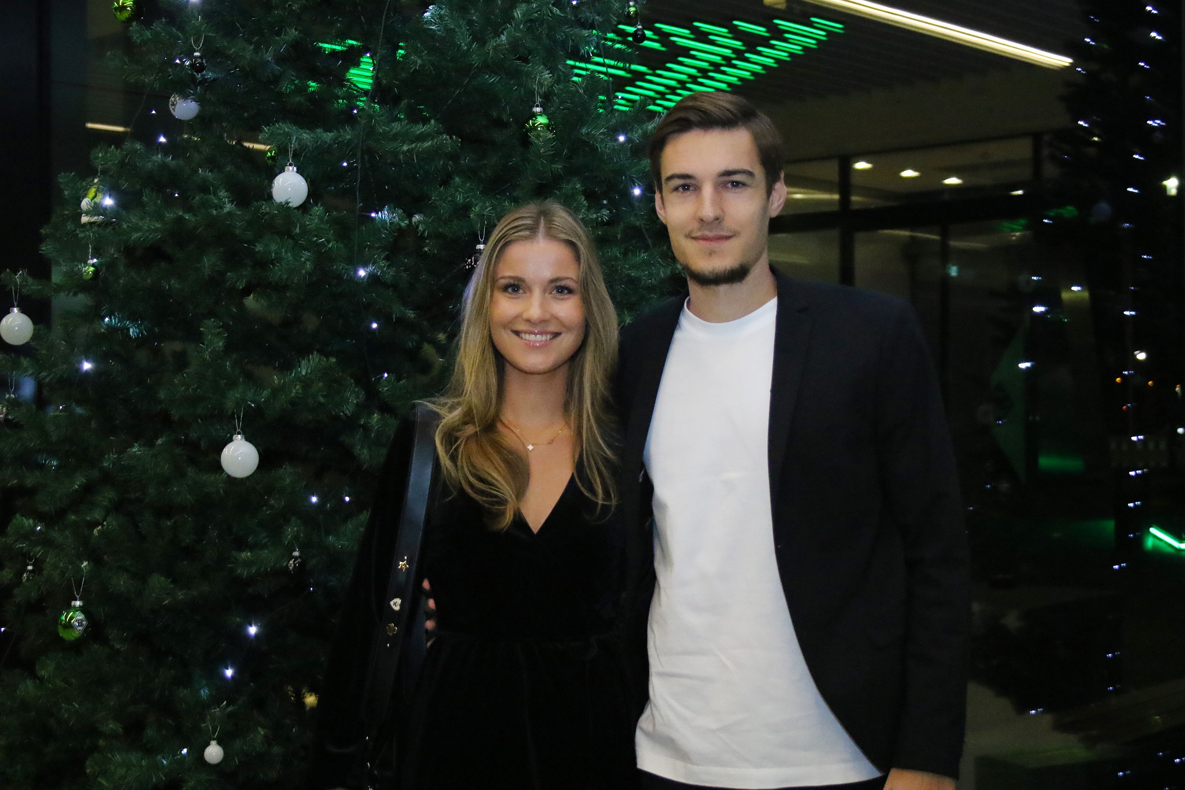 Florian Neuhaus mit seiner Freundin Aline Restle bei der Weihnachtsfeier von Borussia Mönchengladbach am 11. Dezember 2022.